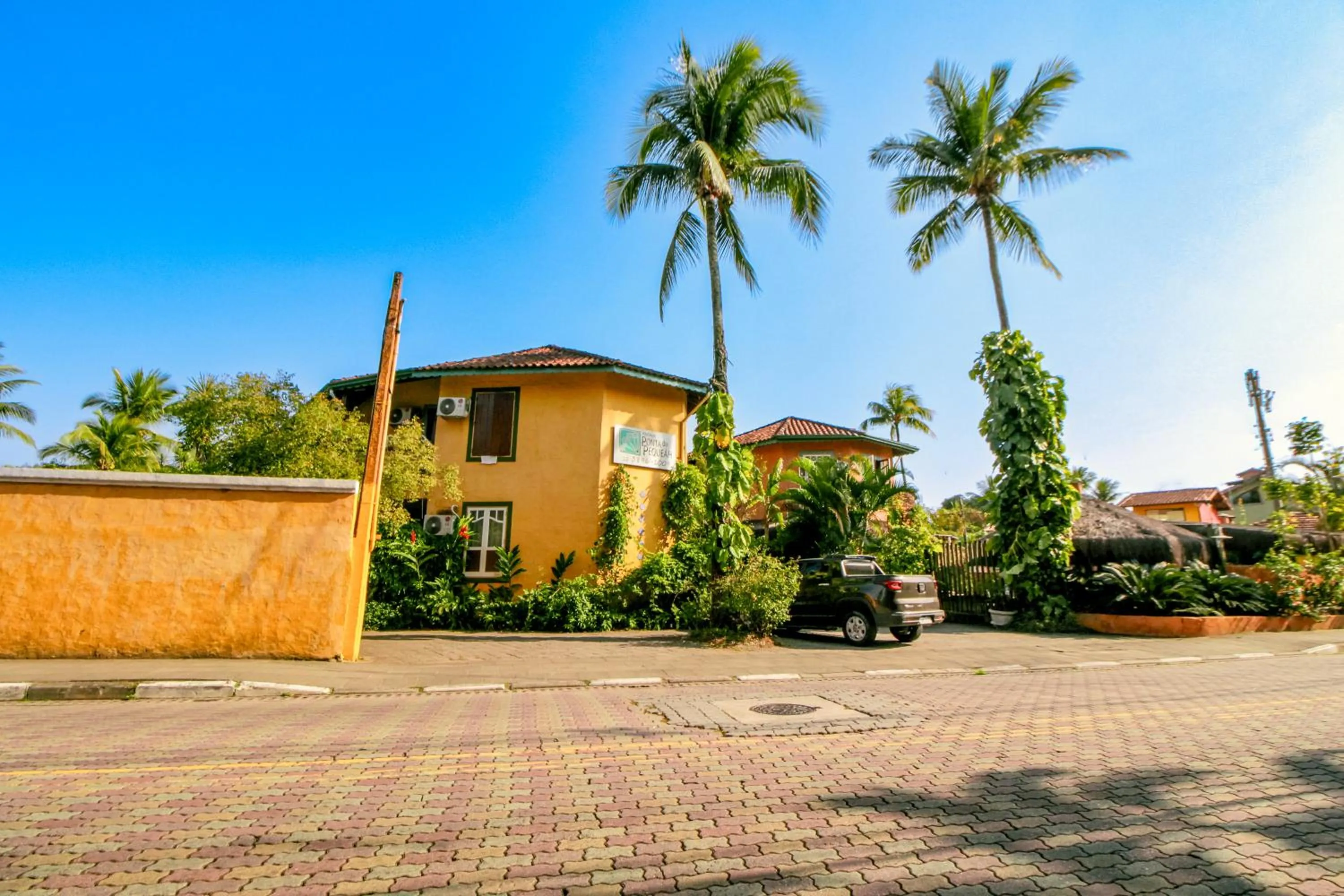 Facade/entrance in VELINN Pousada Ponta do Pequeah