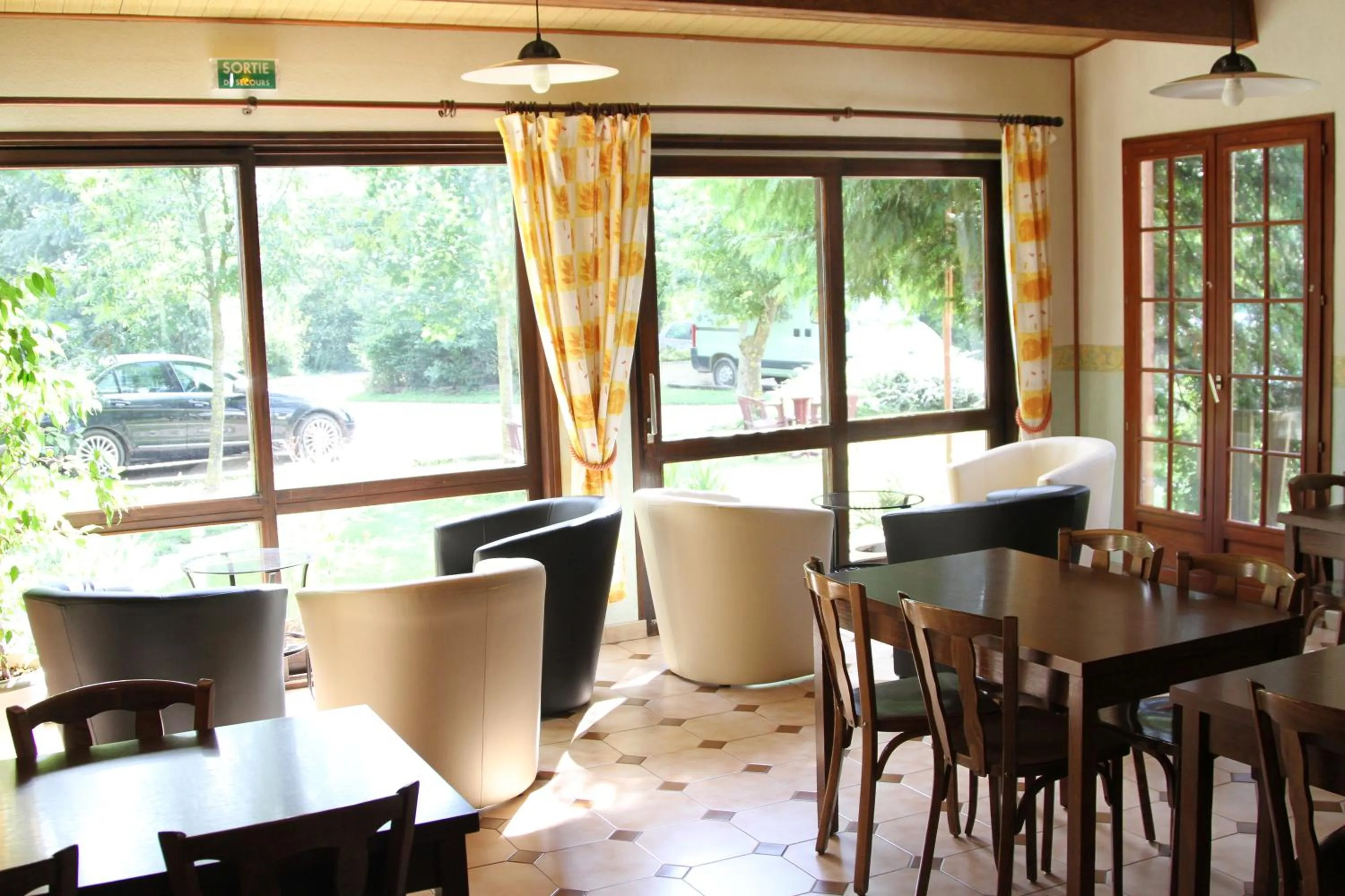 Lounge or bar in Logis Auberge De La Plaine