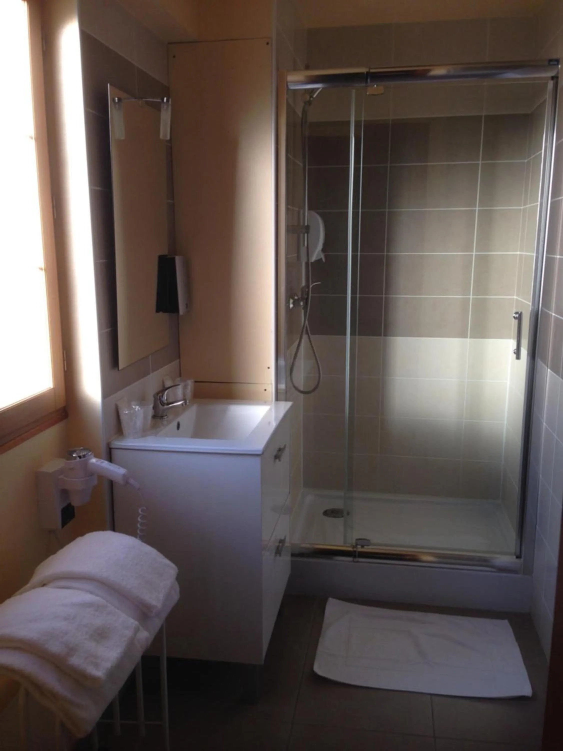 Shower in Logis Auberge De La Plaine