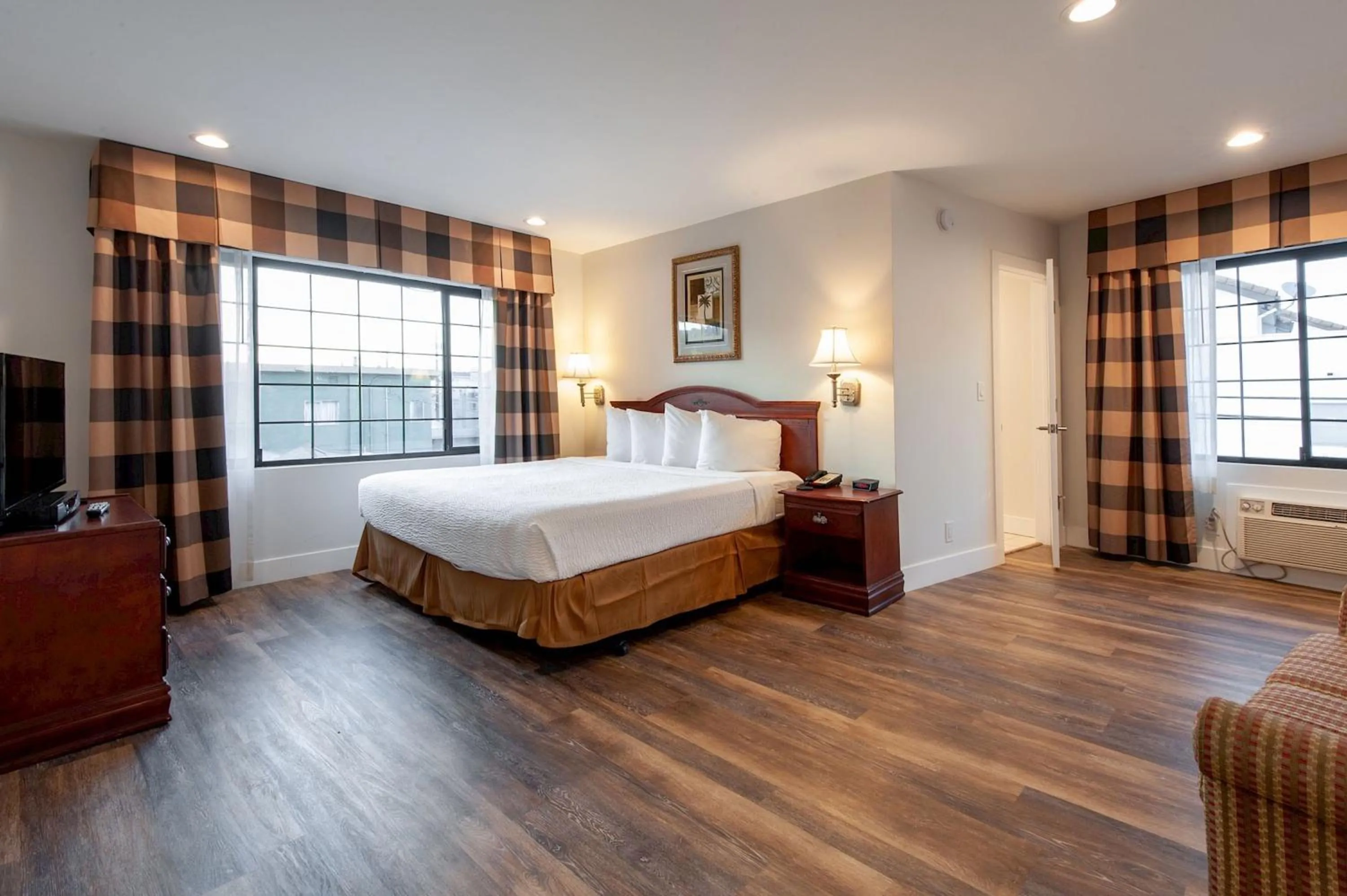 Bedroom, Bed in Studio City Court Yard Hotel