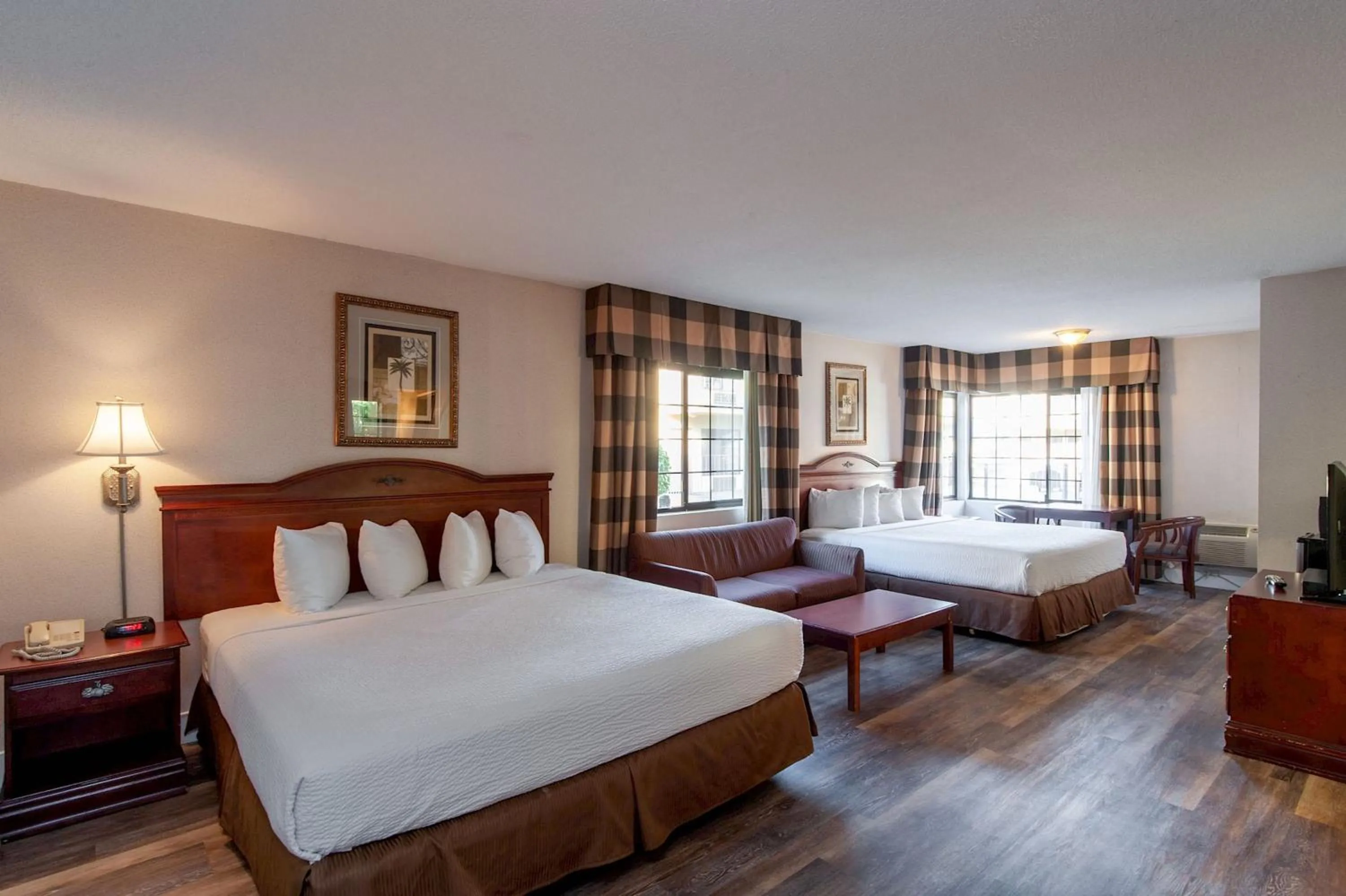 Bedroom, Bed in Studio City Court Yard Hotel