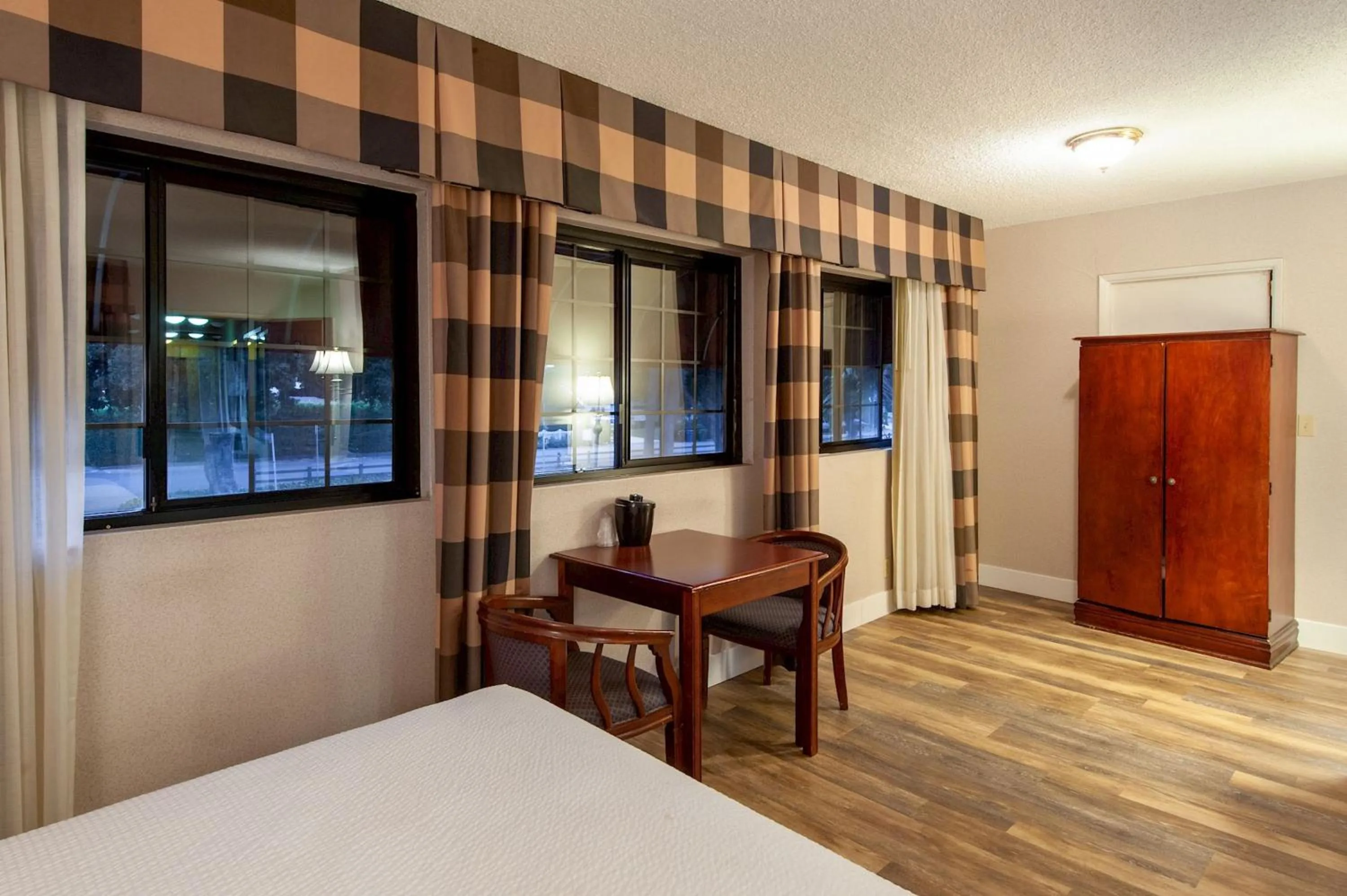 Bedroom, Bed in Studio City Court Yard Hotel