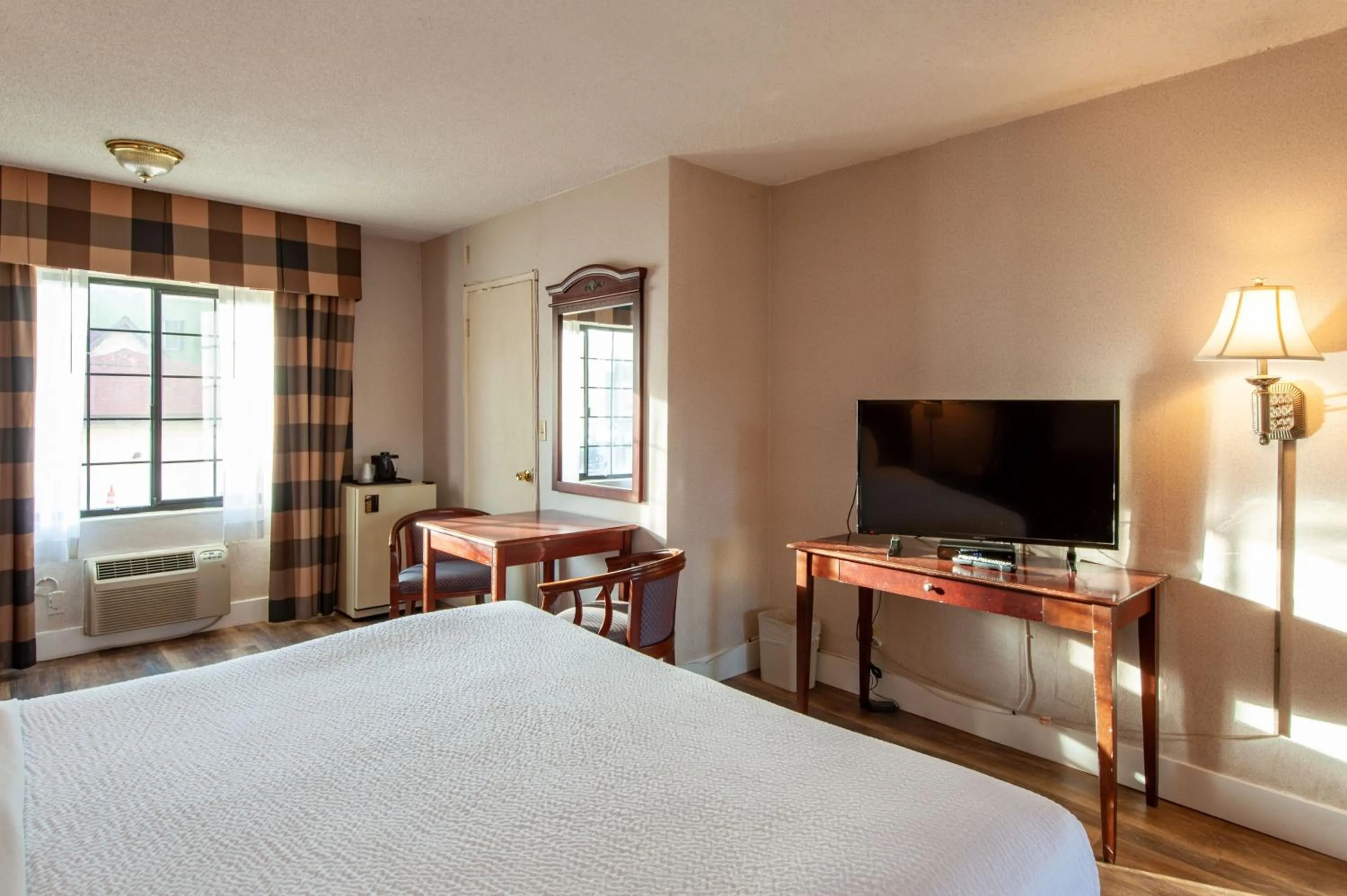 TV and multimedia, Bed in Studio City Court Yard Hotel