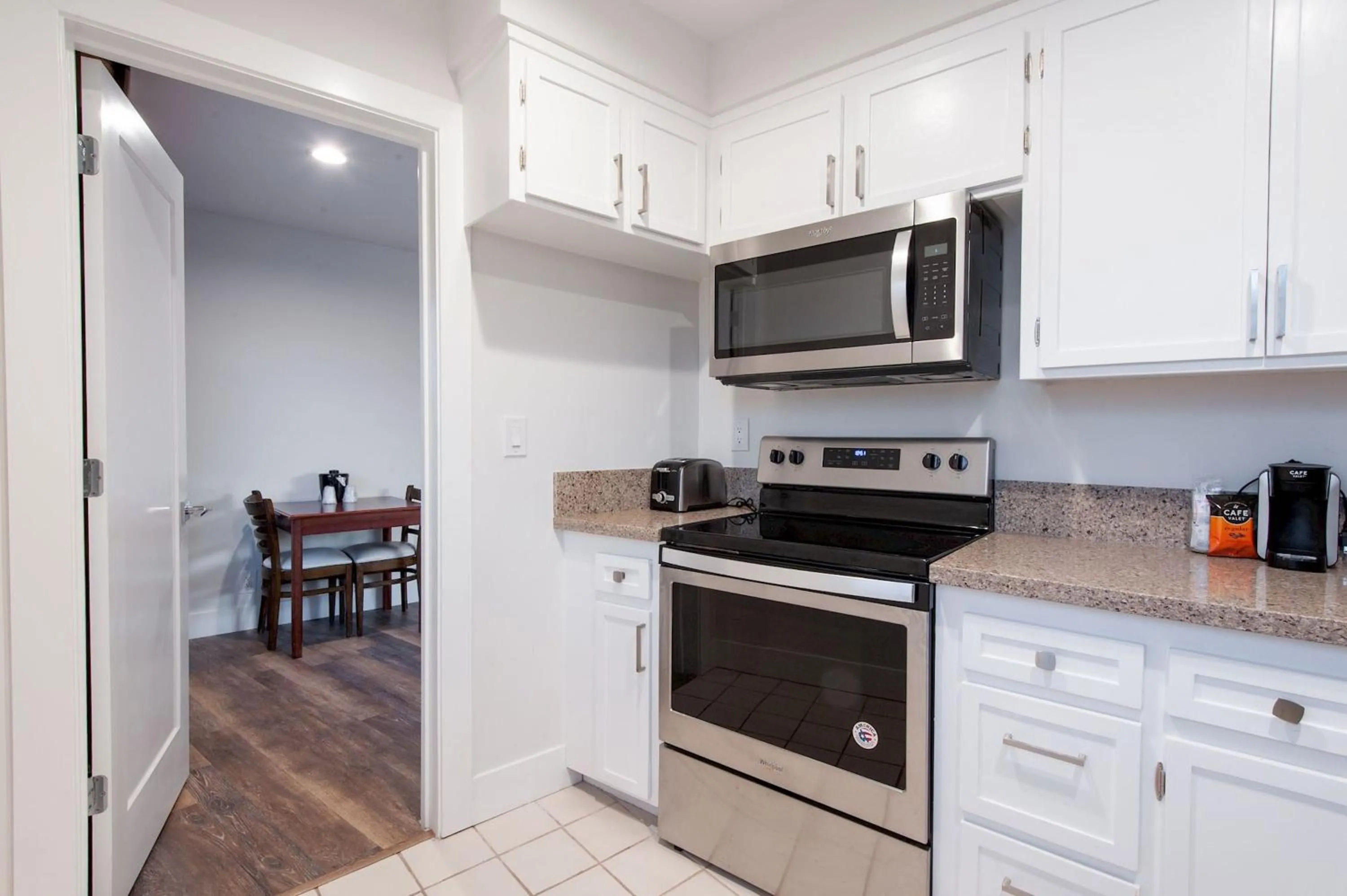 kitchen in Studio City Court Yard Hotel