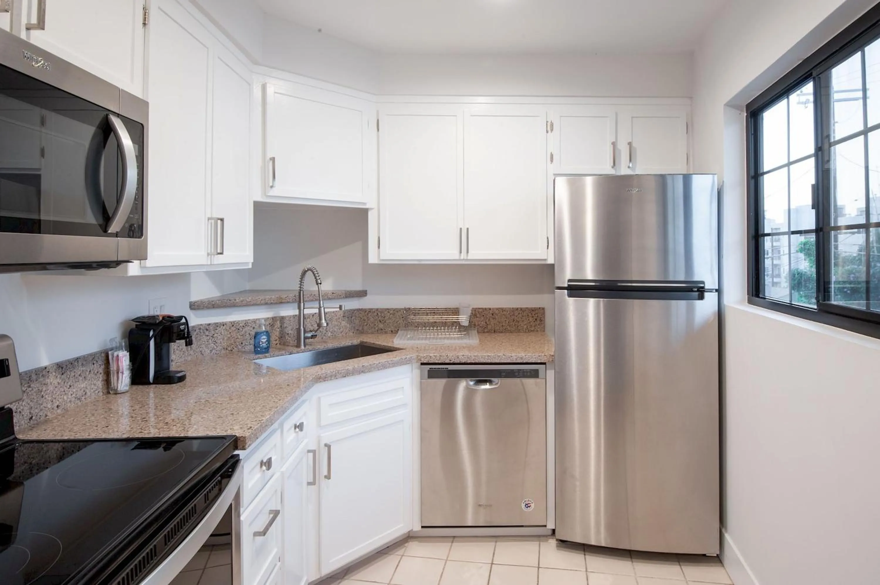 kitchen in Studio City Court Yard Hotel