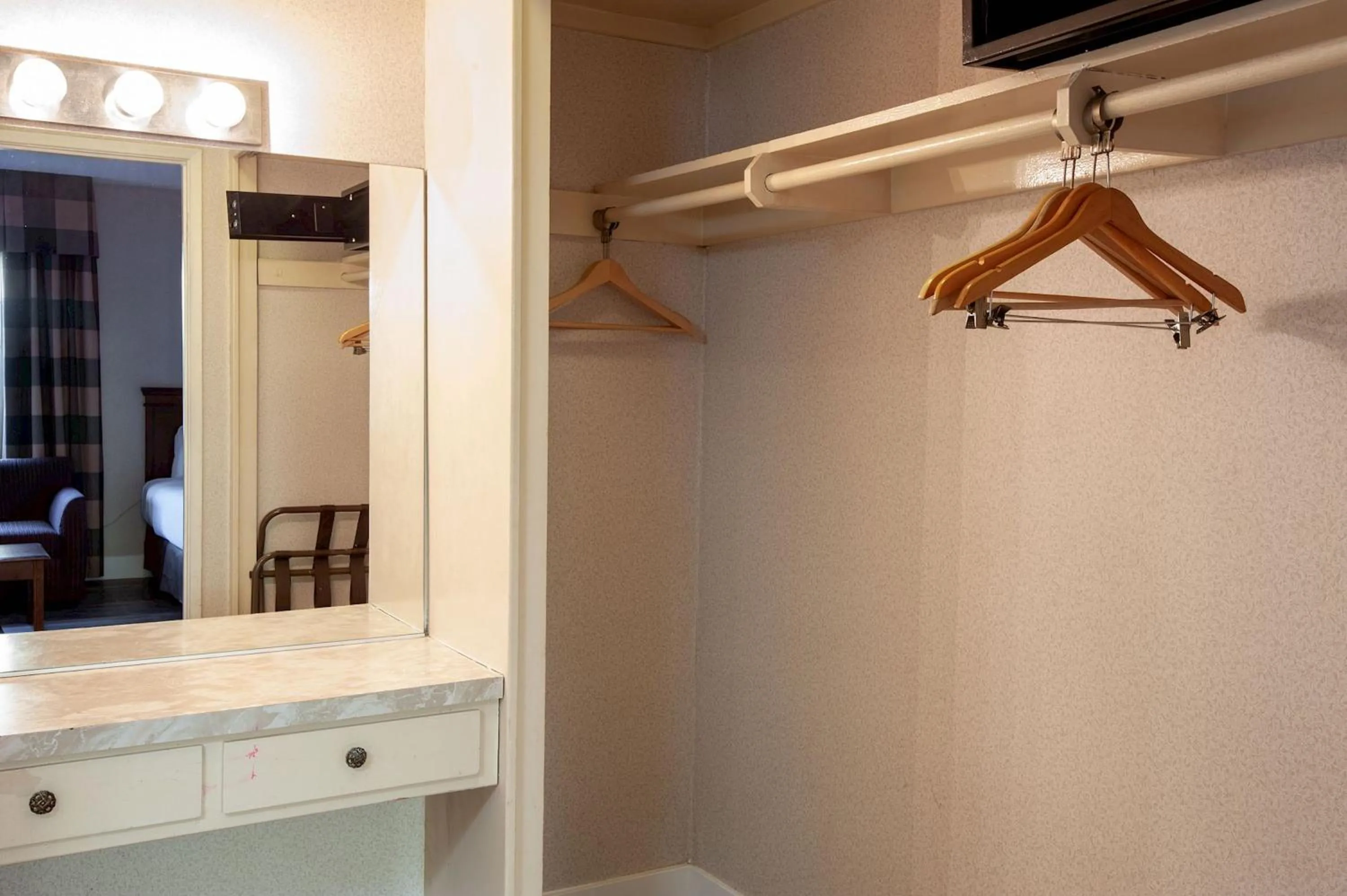 wardrobe in Studio City Court Yard Hotel