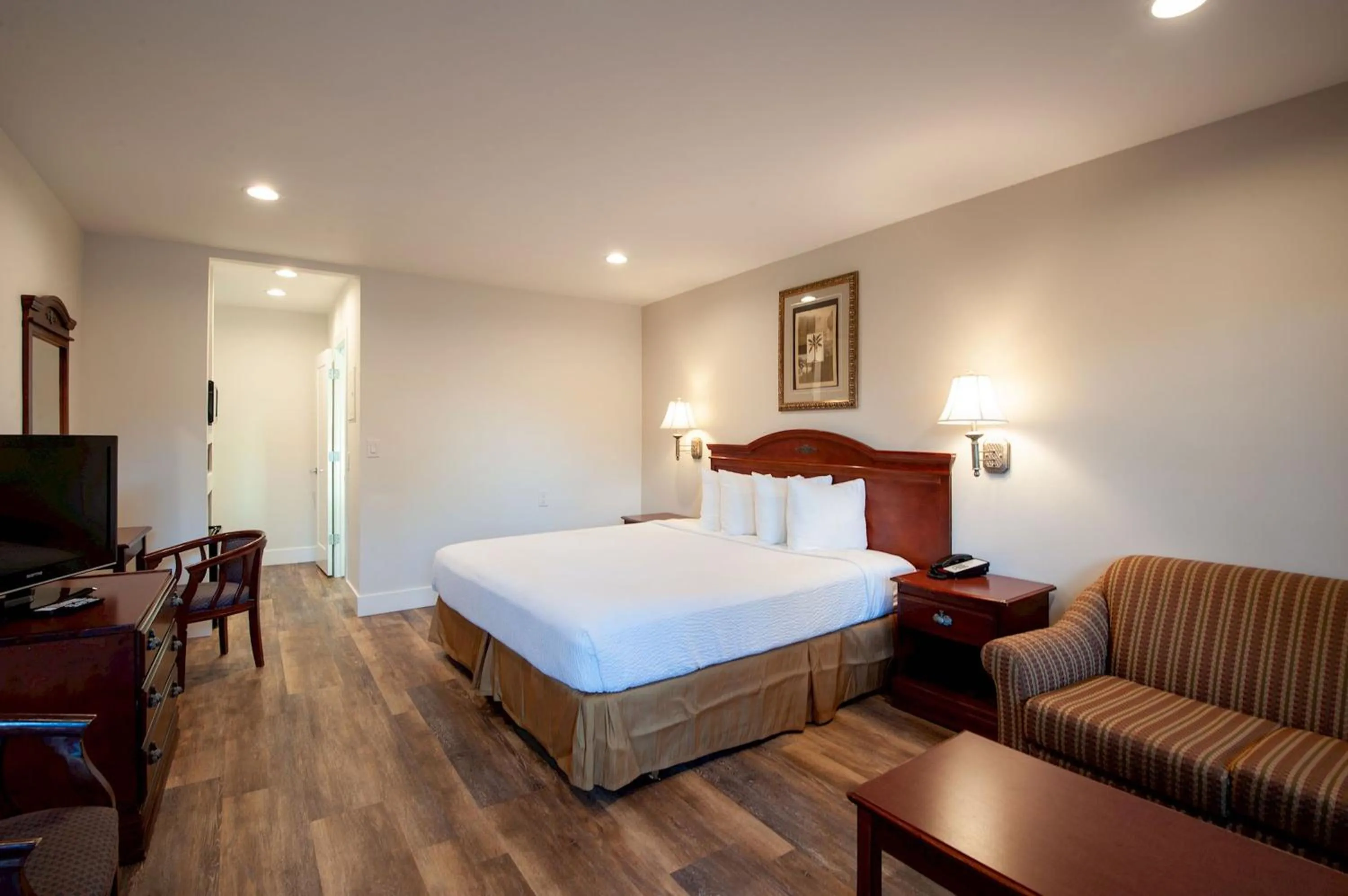 Bedroom, Bed in Studio City Court Yard Hotel