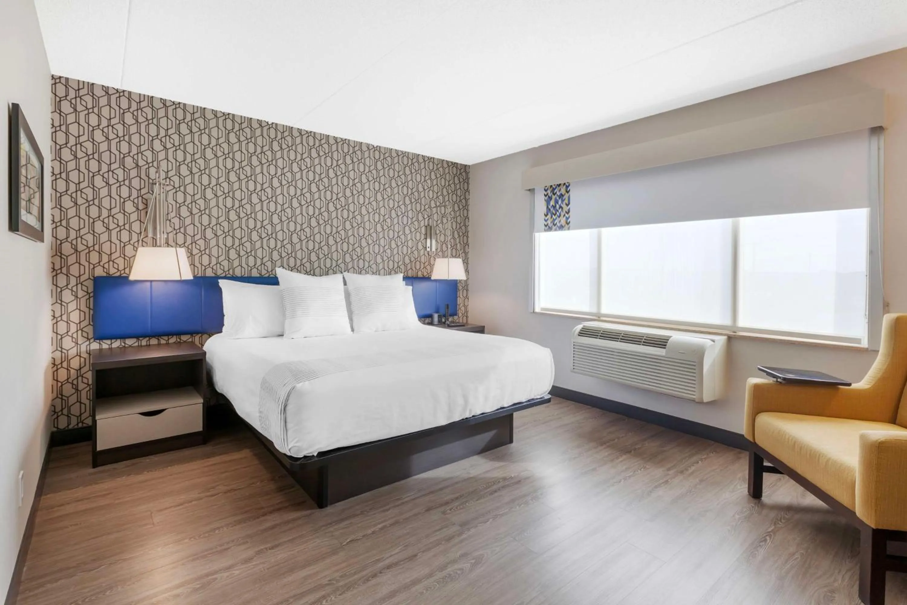 Bedroom, Bed in GLō Best Western Mississauga Corporate Centre