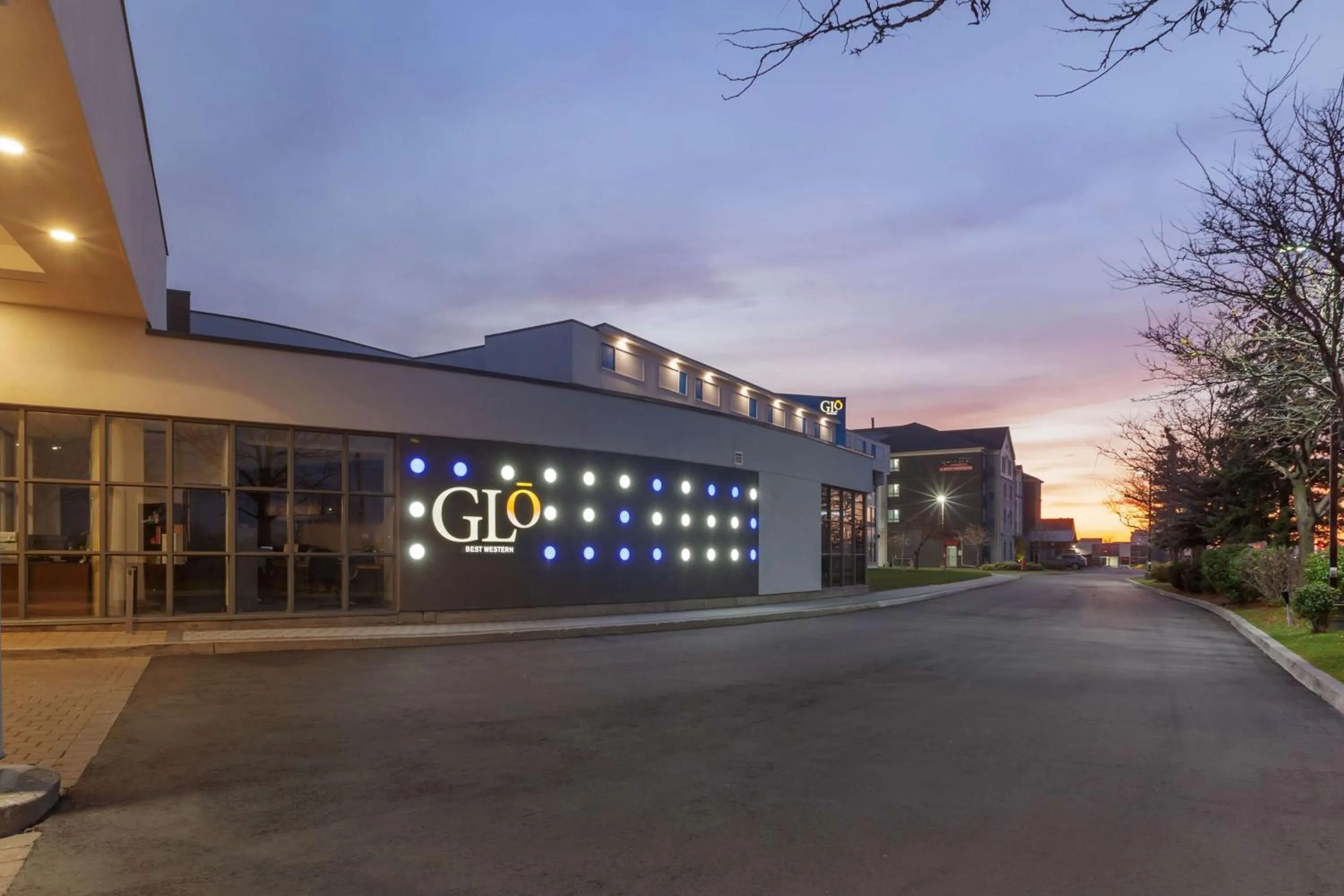 Property building in GLō Best Western Mississauga Corporate Centre