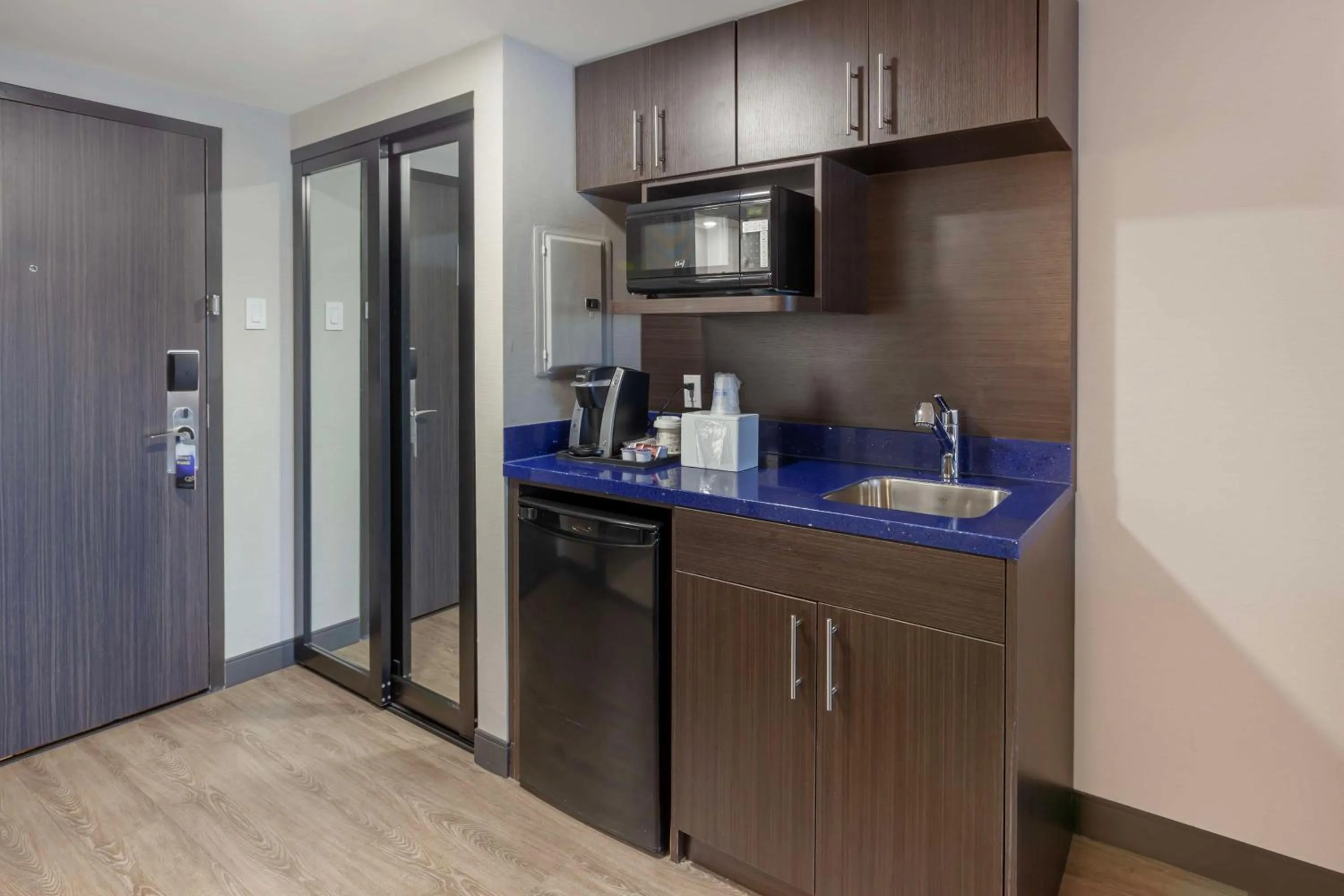 Kitchen or kitchenette in GLō Best Western Mississauga Corporate Centre