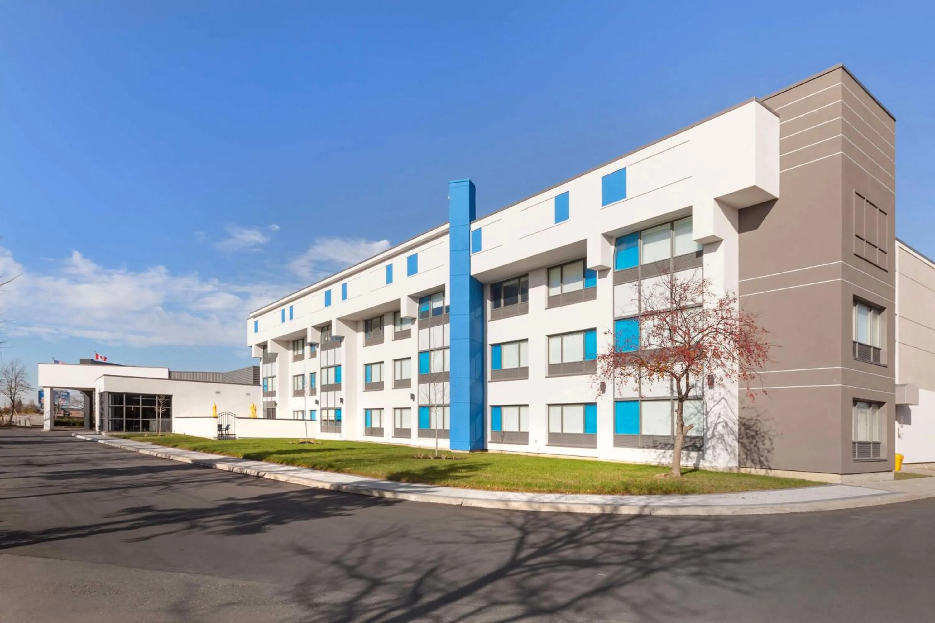 Property building in GLō Best Western Mississauga Corporate Centre