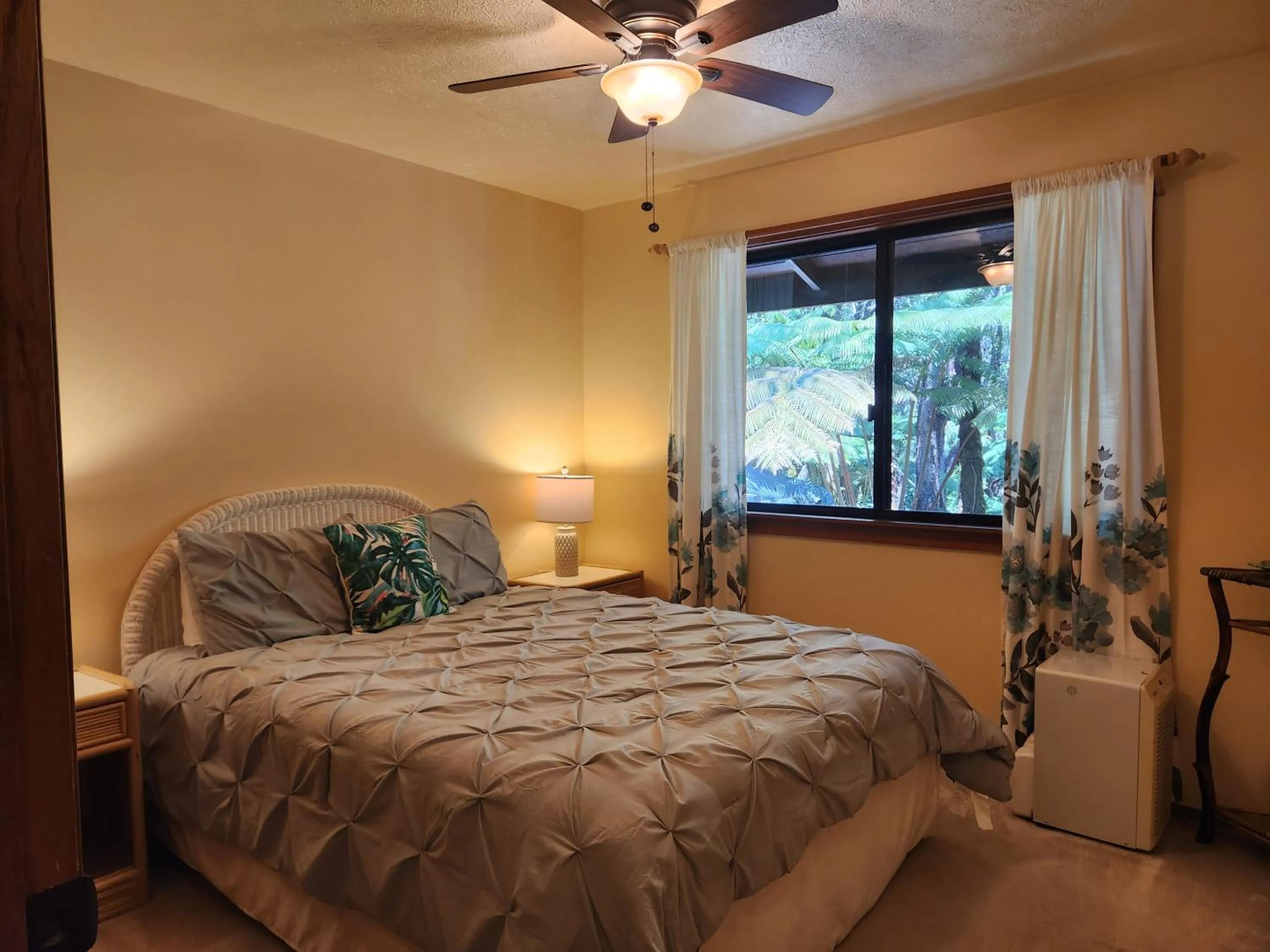 Bed in Hale Mauna Loa Upper Level with shared Hot Tub