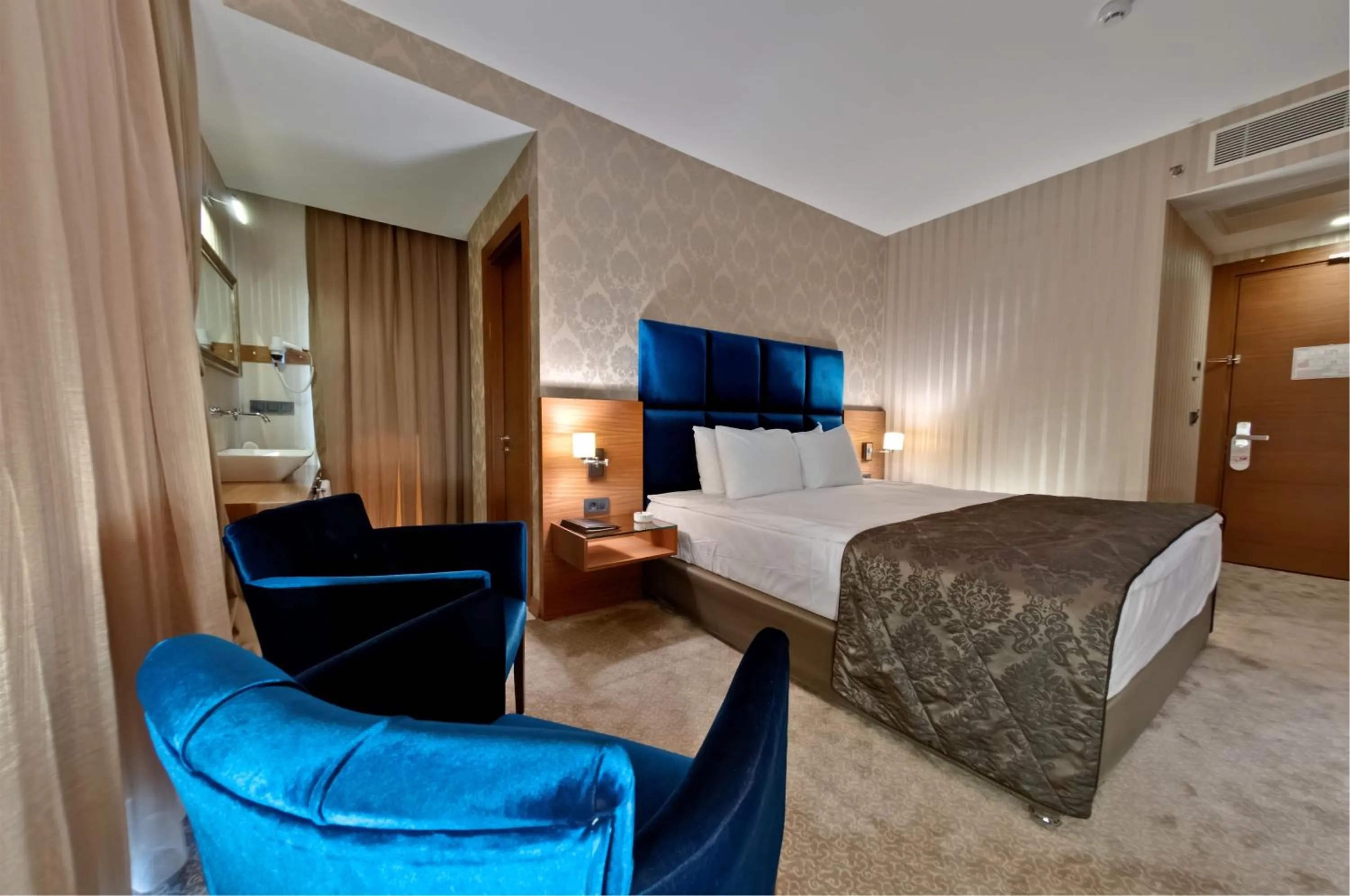 Photo of the whole room in Riva Reşatbey Luxury Hotel