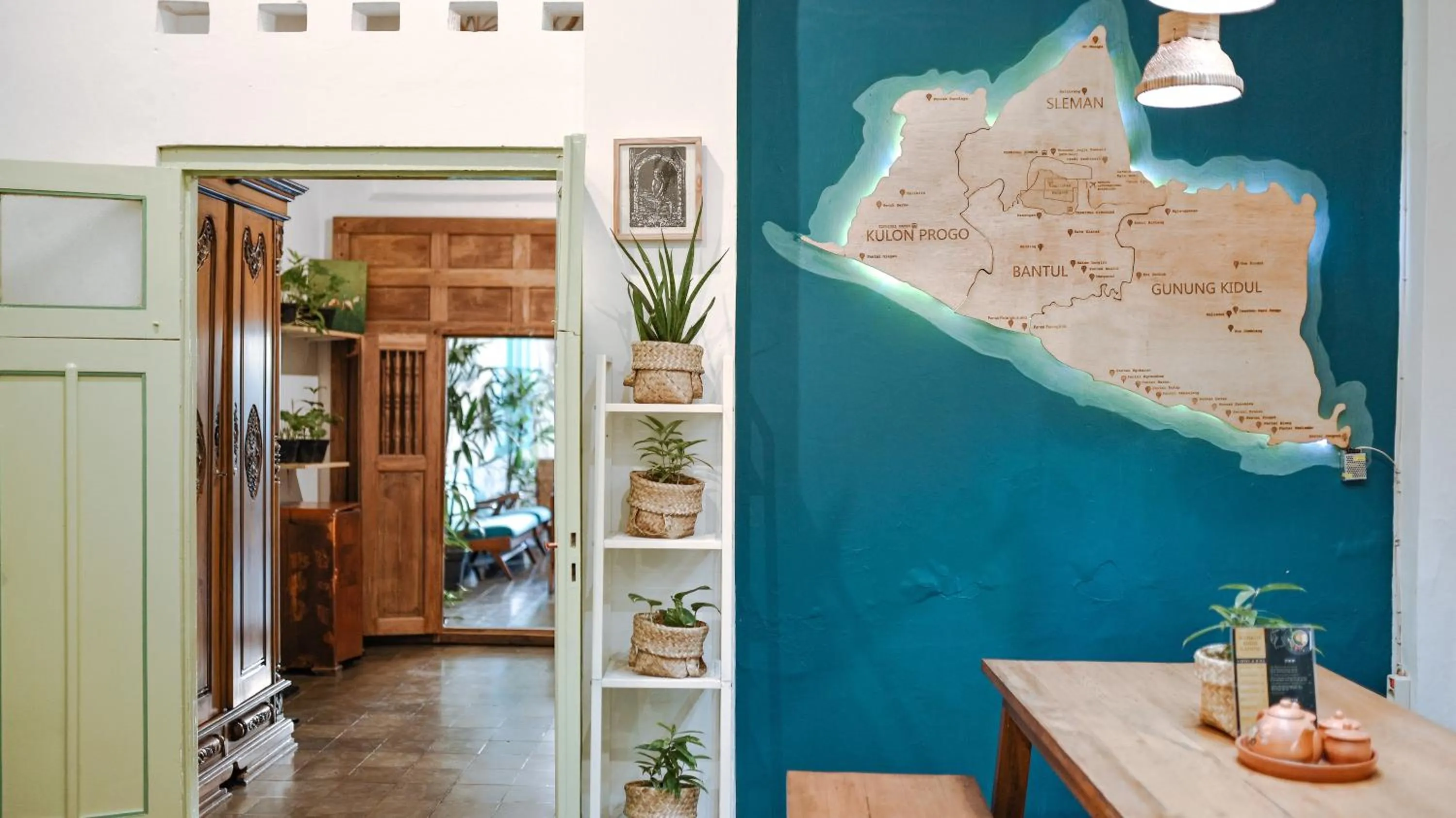 Dining area in Snooze