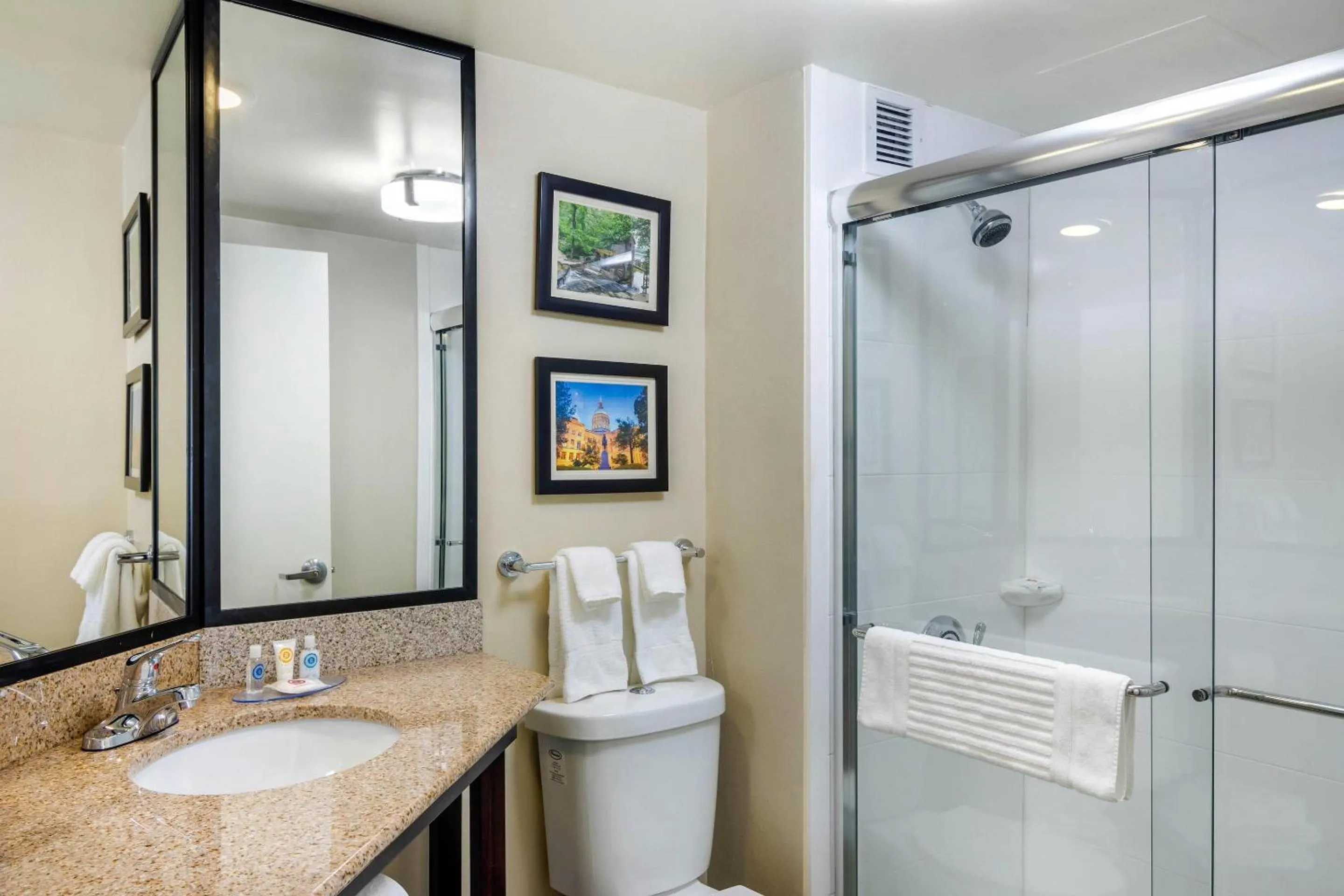 Bedroom in Comfort Inn Atlanta Airport