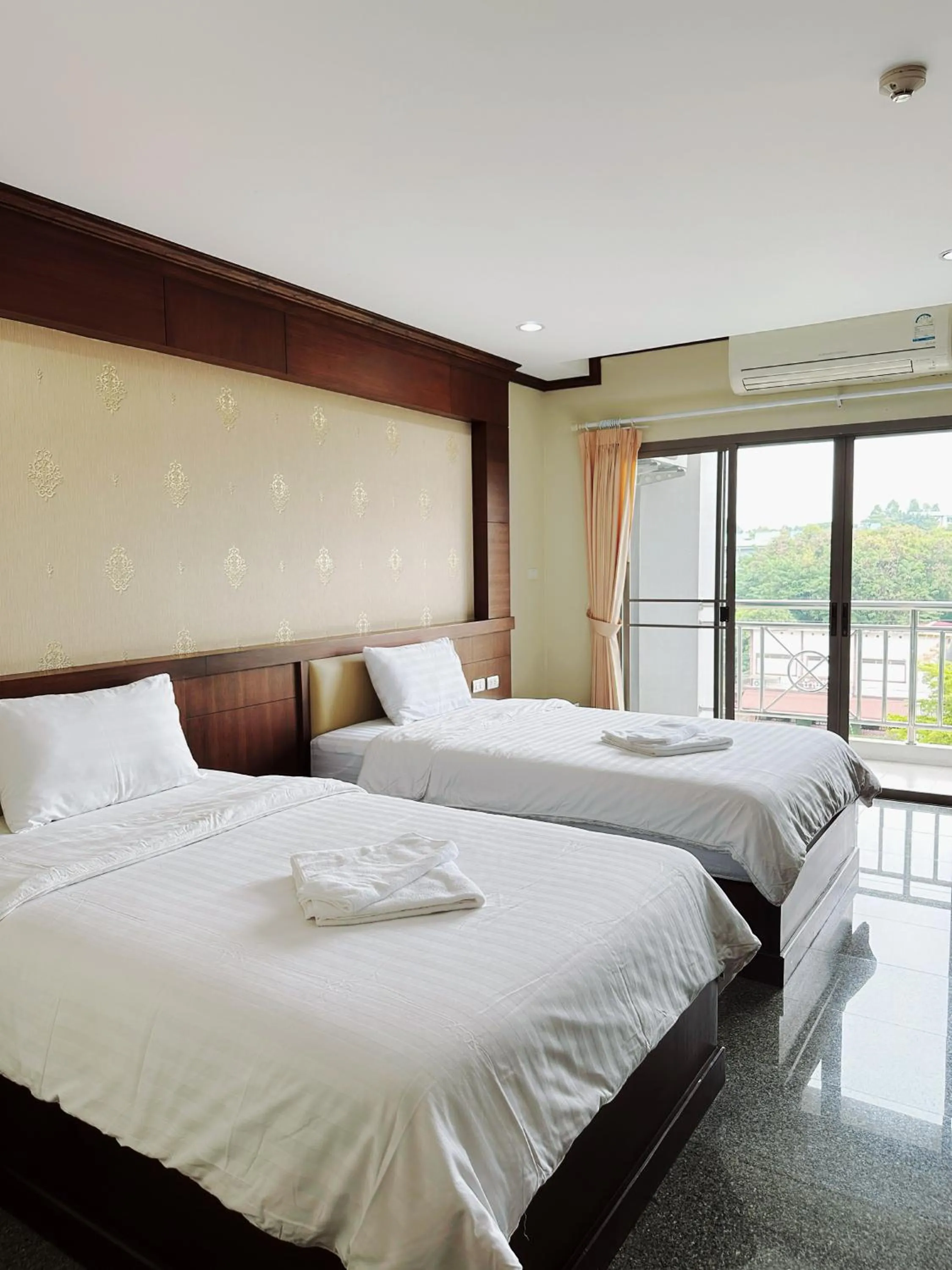 Bed in Green Hill Hotel Phayao