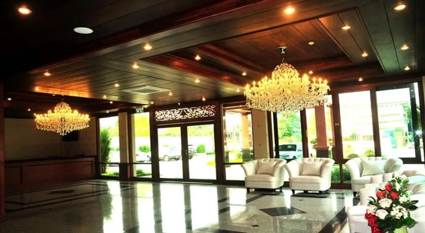 Lobby or reception in Green Hill Hotel Phayao