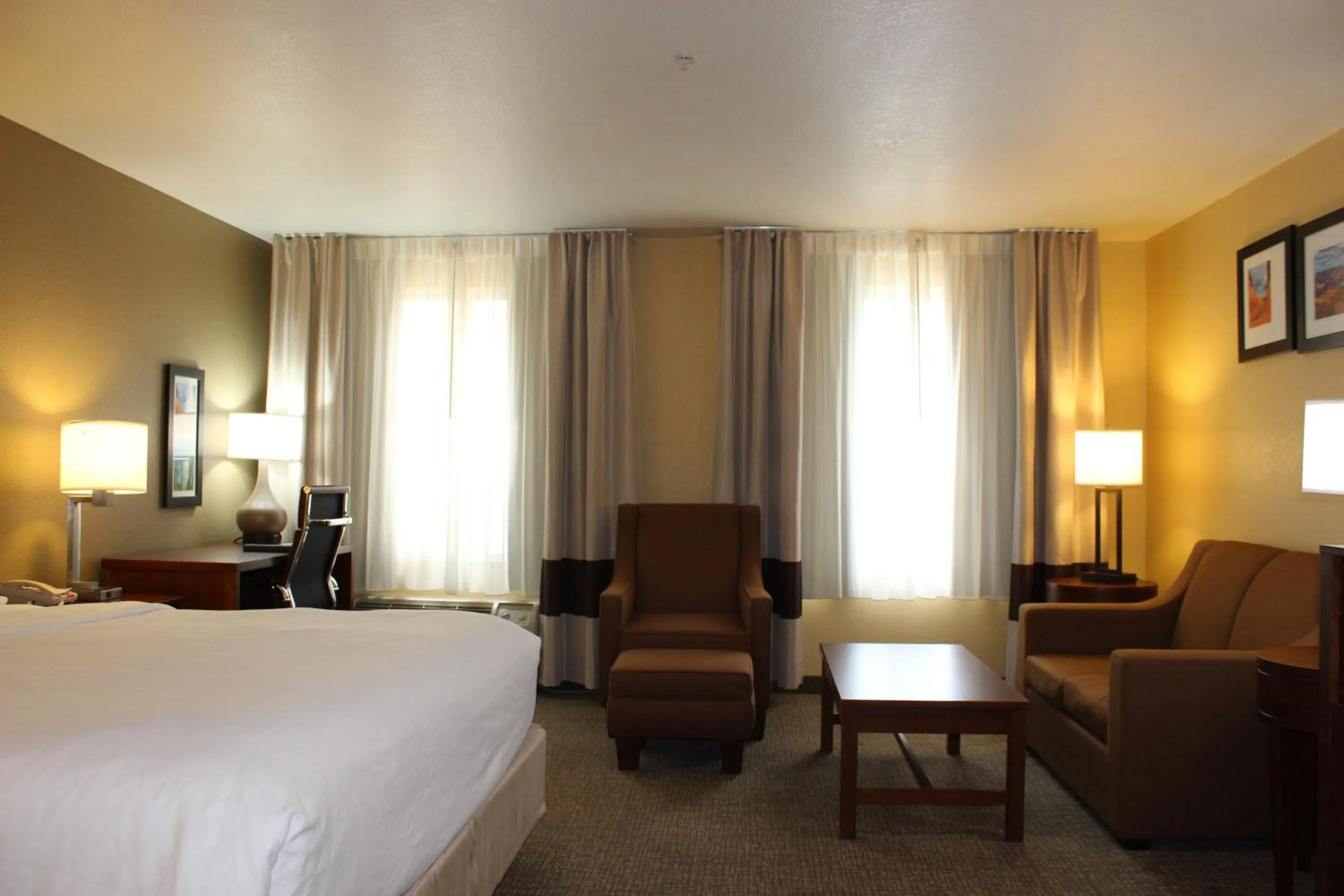 Seating area, Bed in Comfort Inn Green Valley, Arizona