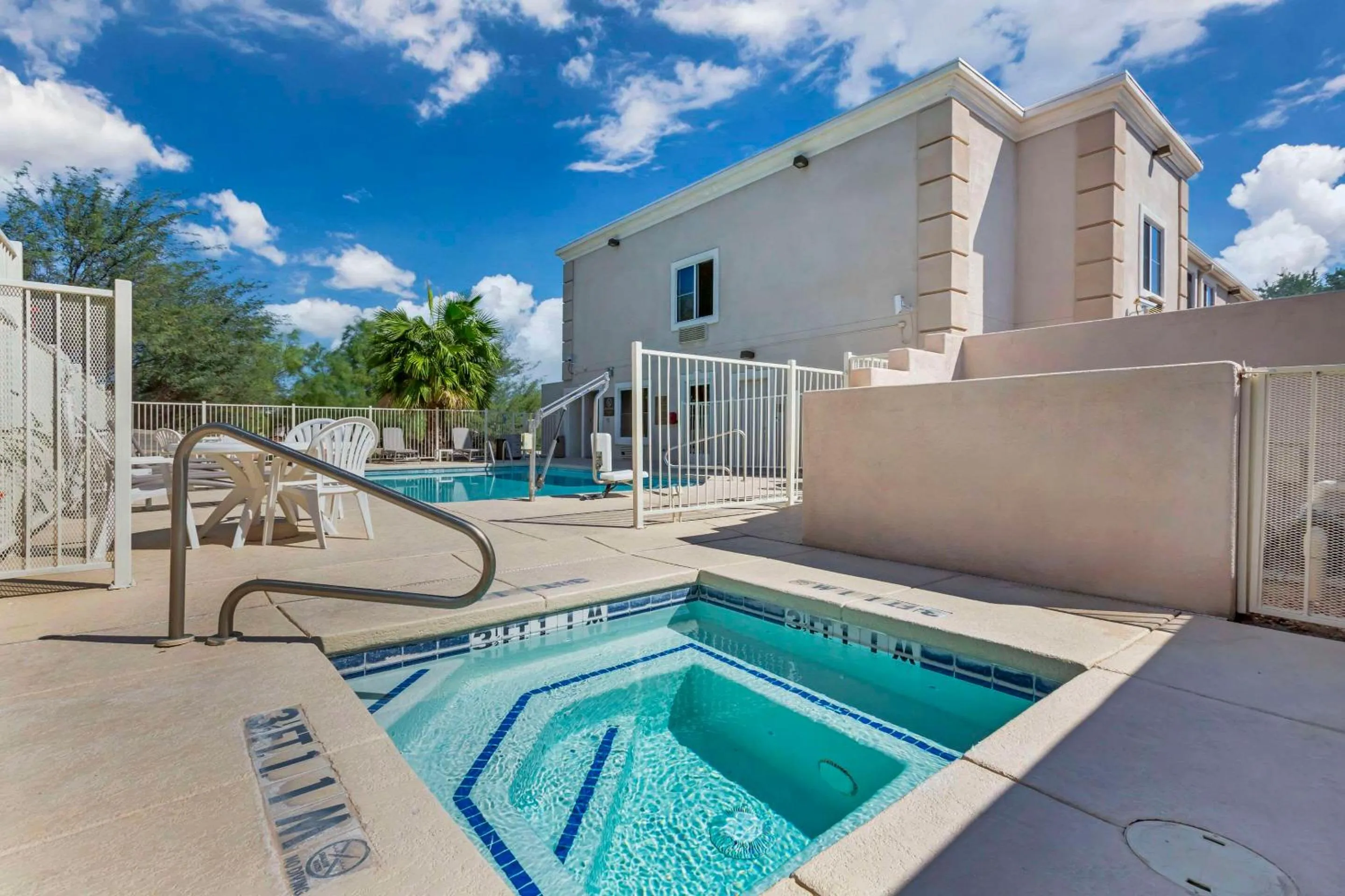Swimming pool in Comfort Inn Green Valley, Arizona