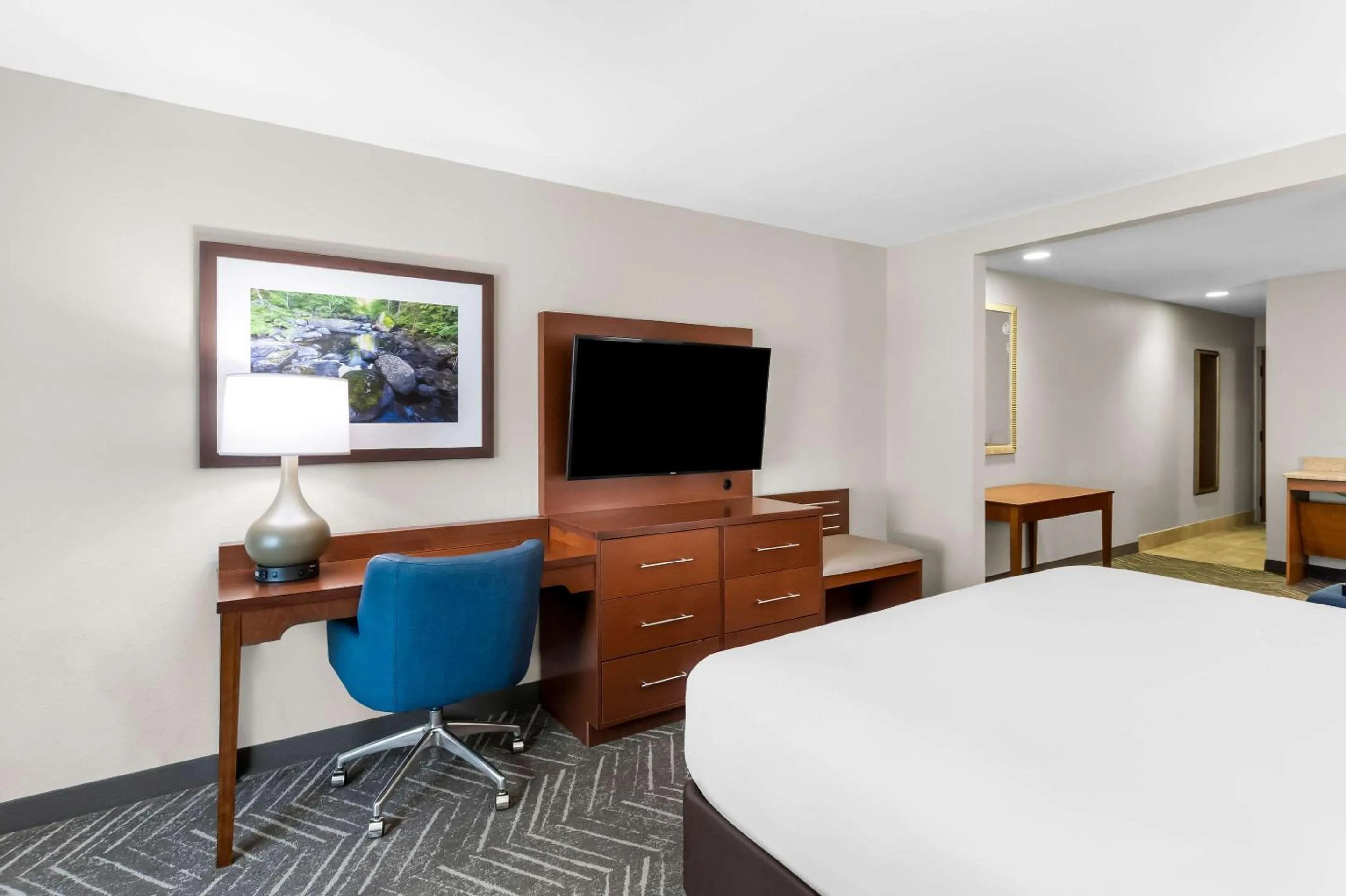 Bedroom, Bed in Comfort Inn & Suites Mountain Iron and Virginia