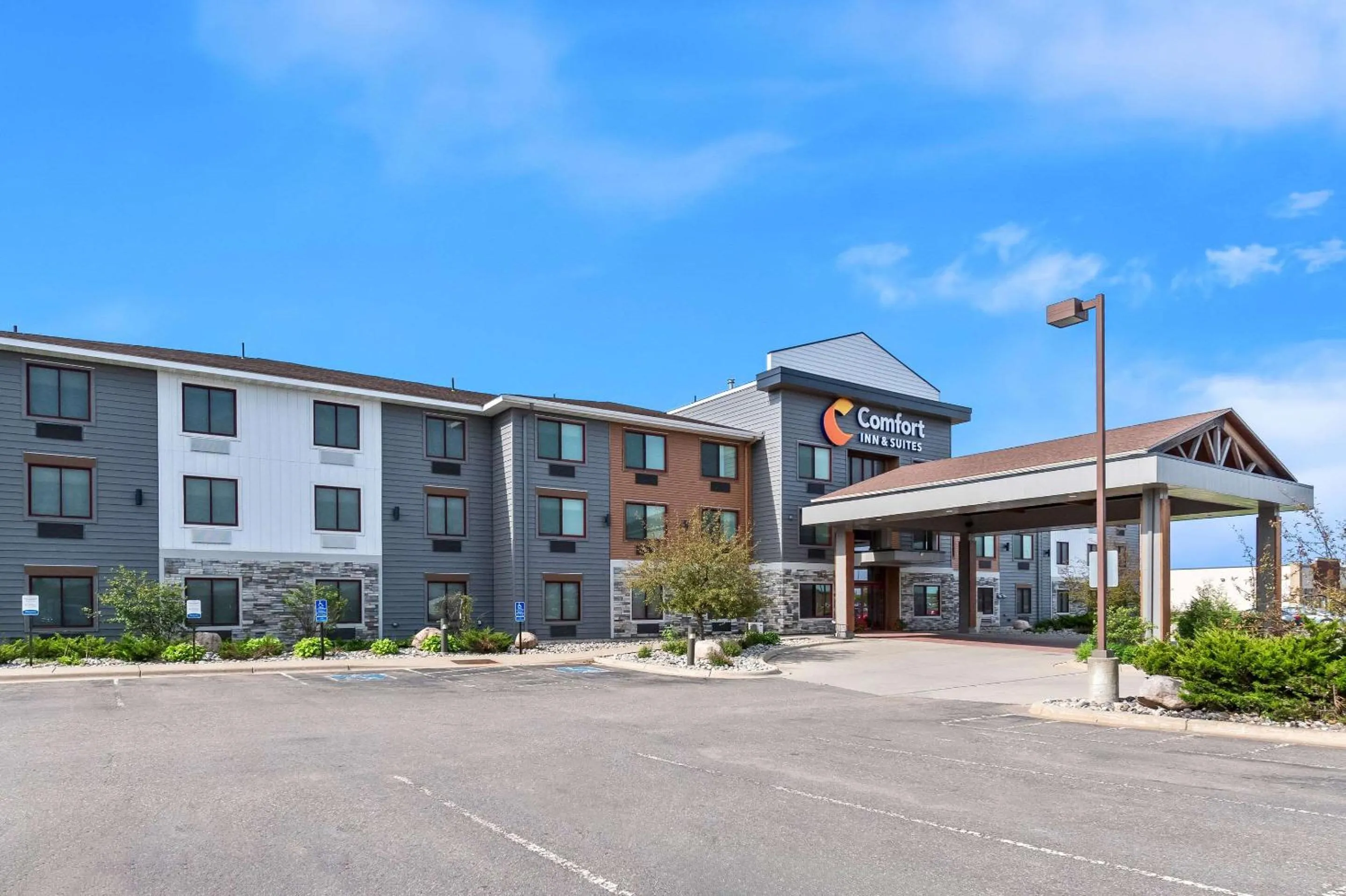 Property building in Comfort Inn & Suites Mountain Iron and Virginia