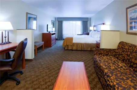 Bed in Holiday Inn Express & Suites - Mason City by IHG