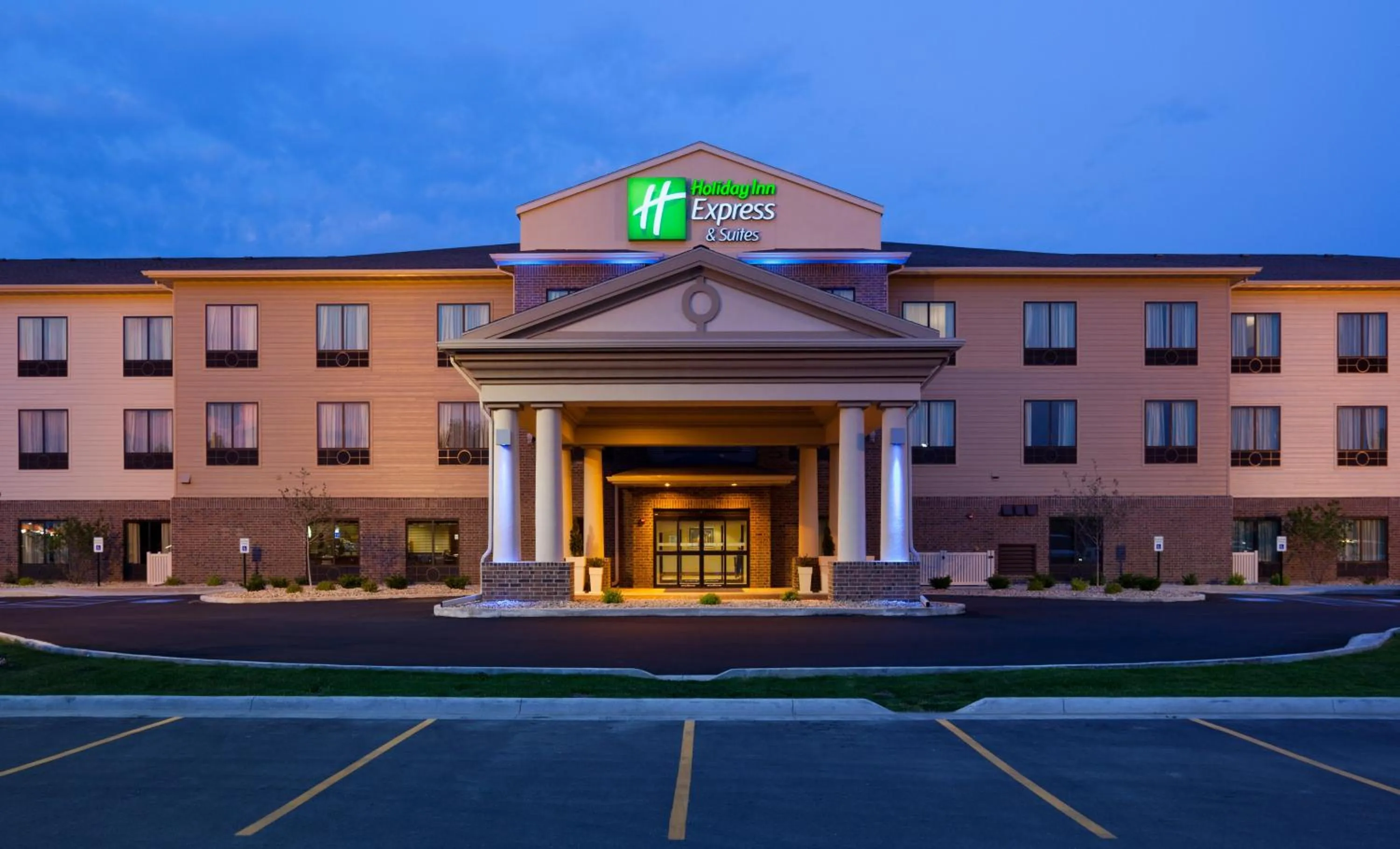 Property building in Holiday Inn Express & Suites - Mason City by IHG