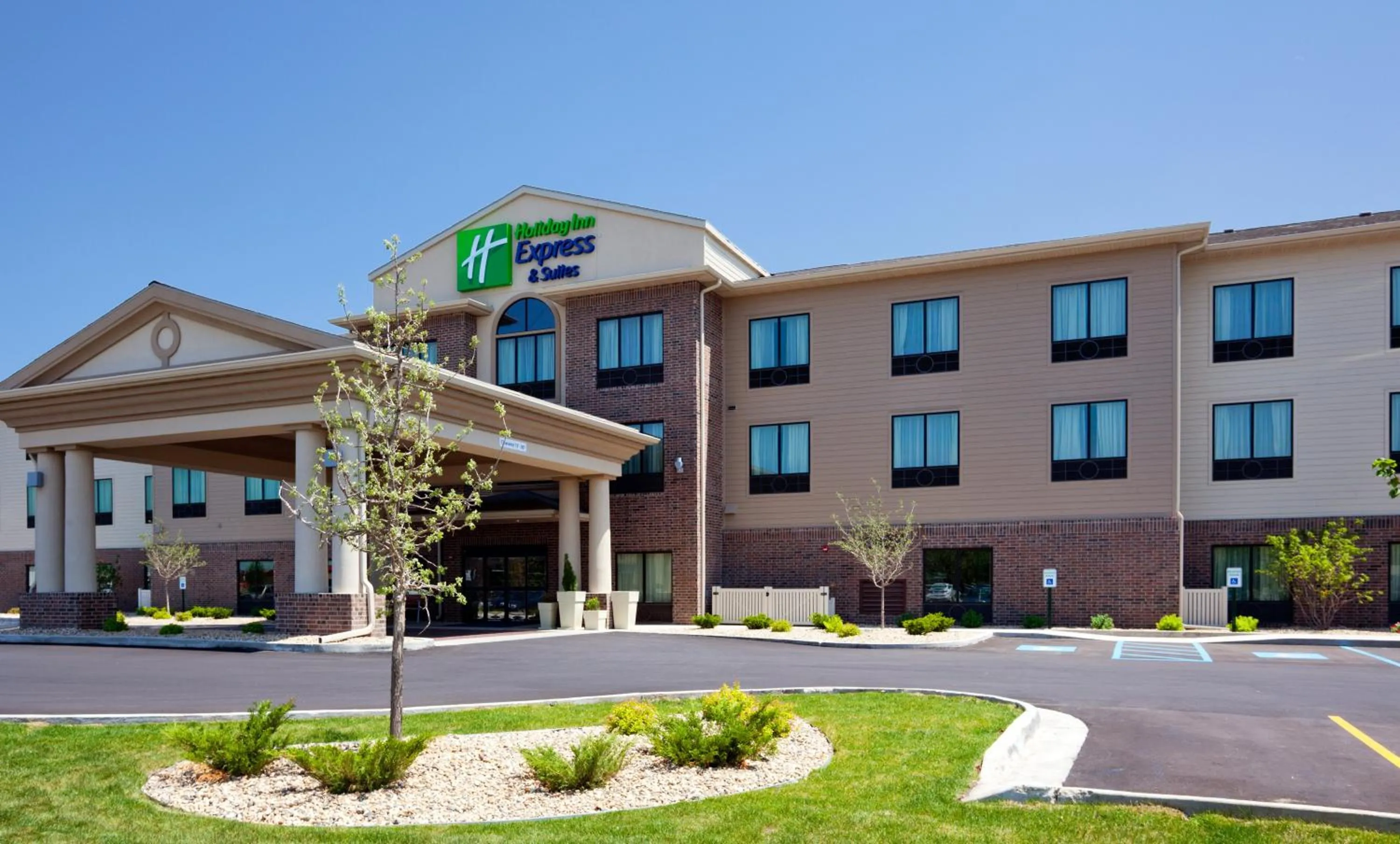 Property building in Holiday Inn Express & Suites - Mason City by IHG