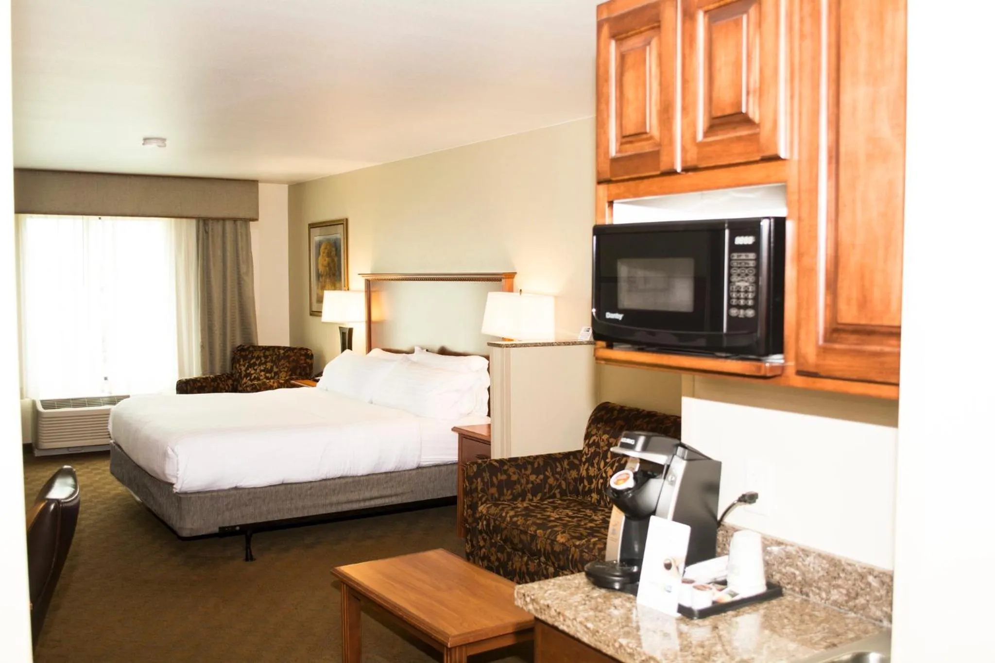 Photo of the whole room, Bed in Holiday Inn Express & Suites - Mason City by IHG