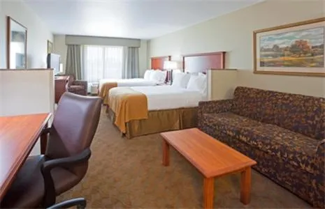 Bed in Holiday Inn Express & Suites - Mason City by IHG