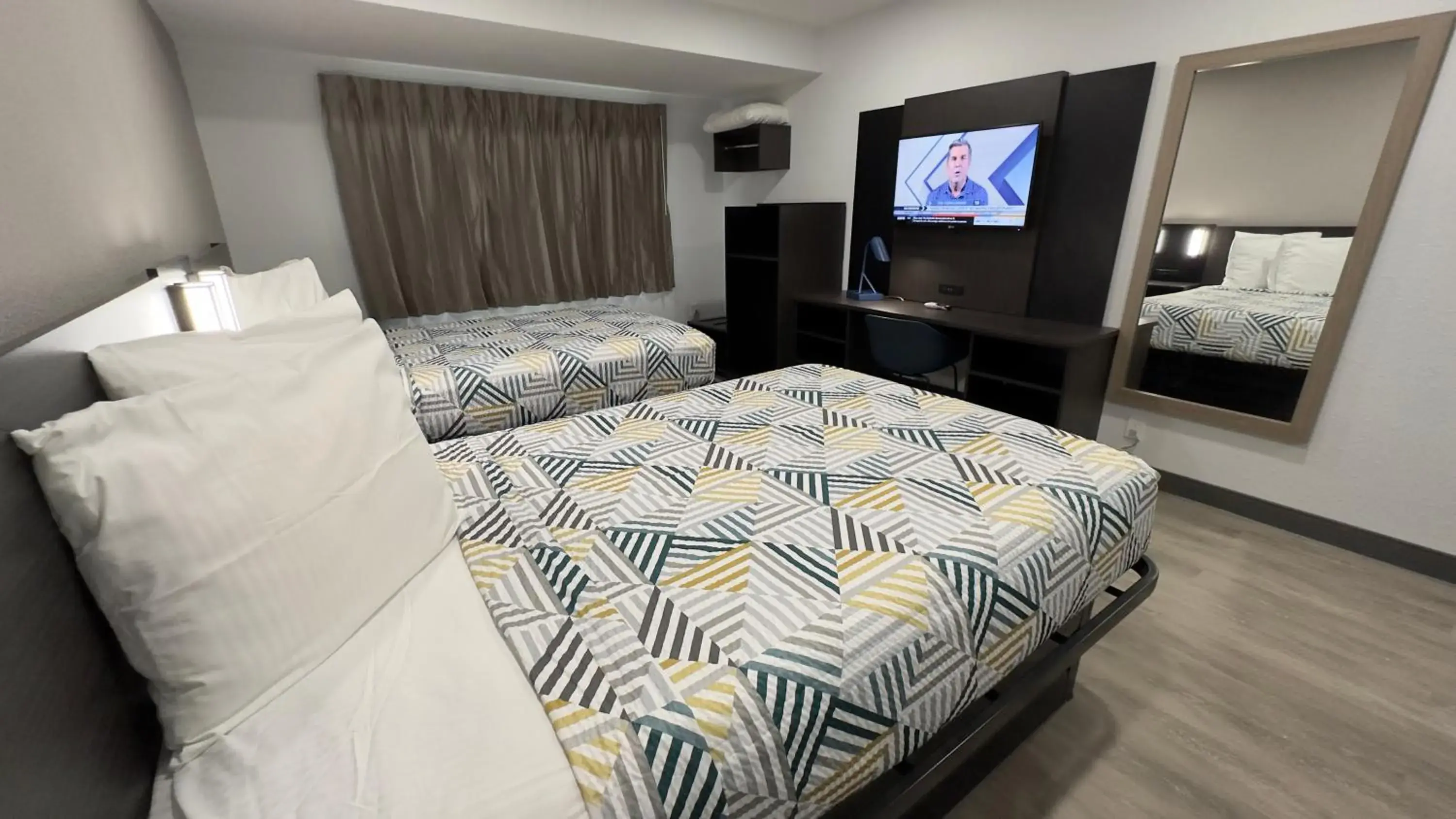 Deluxe Quadruple Room - Non-Smoking in Motel 6-Atlanta, GA - Downtown Deluxe Quadruple Room - Non-Smoking in Motel 6-Atlanta, GA - Downtown