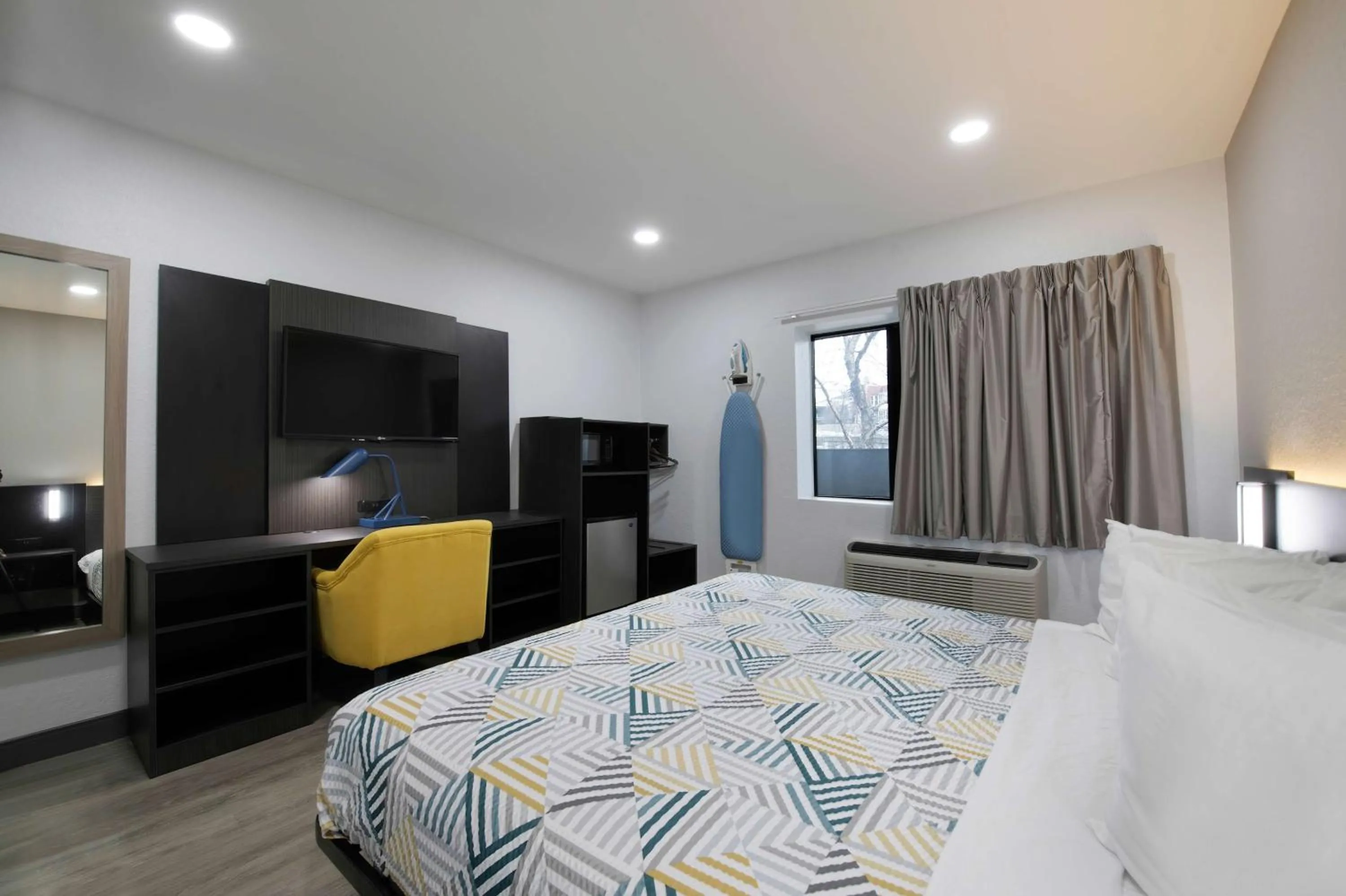 Bedroom, Bed in Motel 6-Atlanta, GA - Downtown