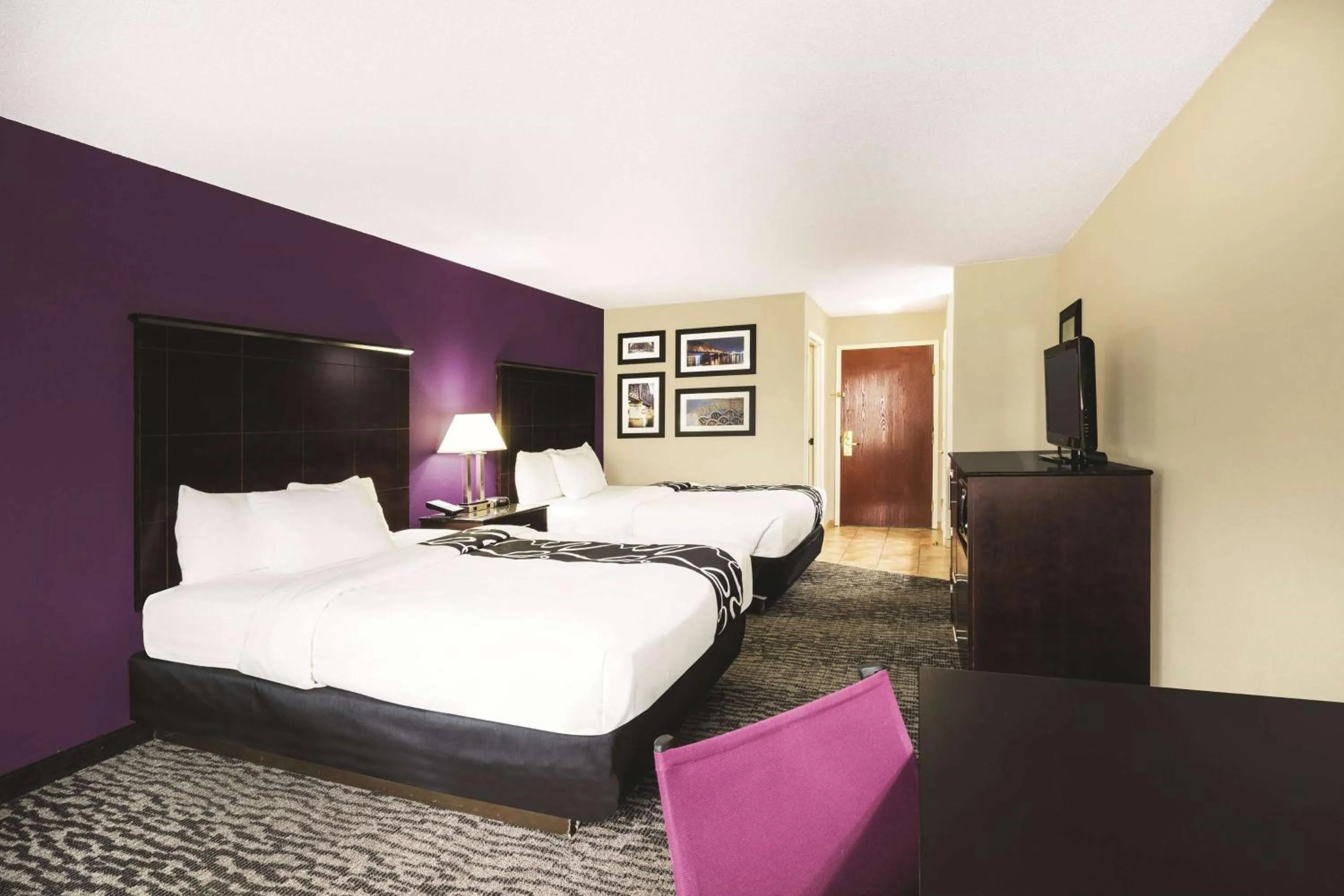 Photo of the whole room, Bed in La Quinta Inn & Suites by Wyndham Louisville East