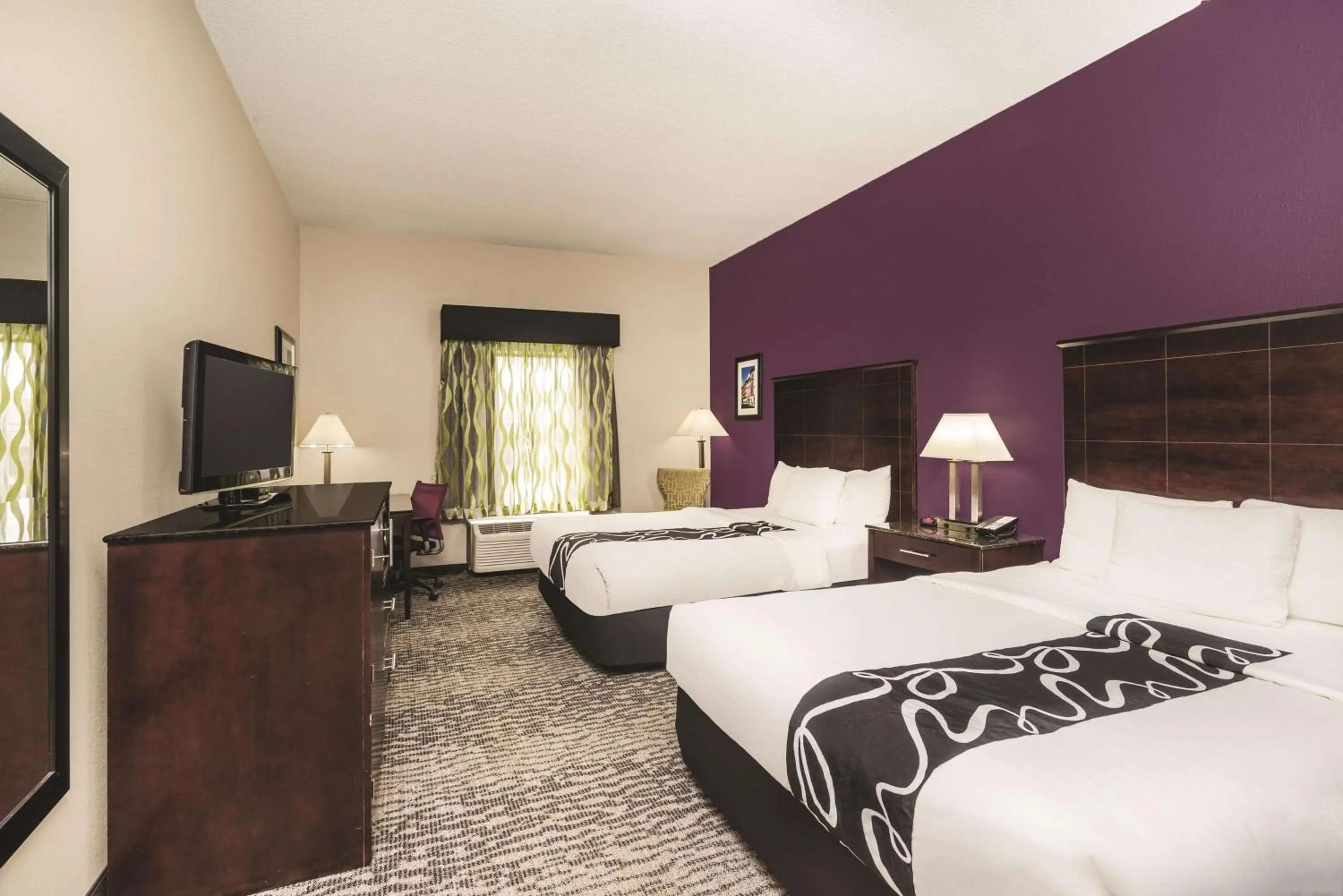 Photo of the whole room, Bed in La Quinta Inn & Suites by Wyndham Louisville East