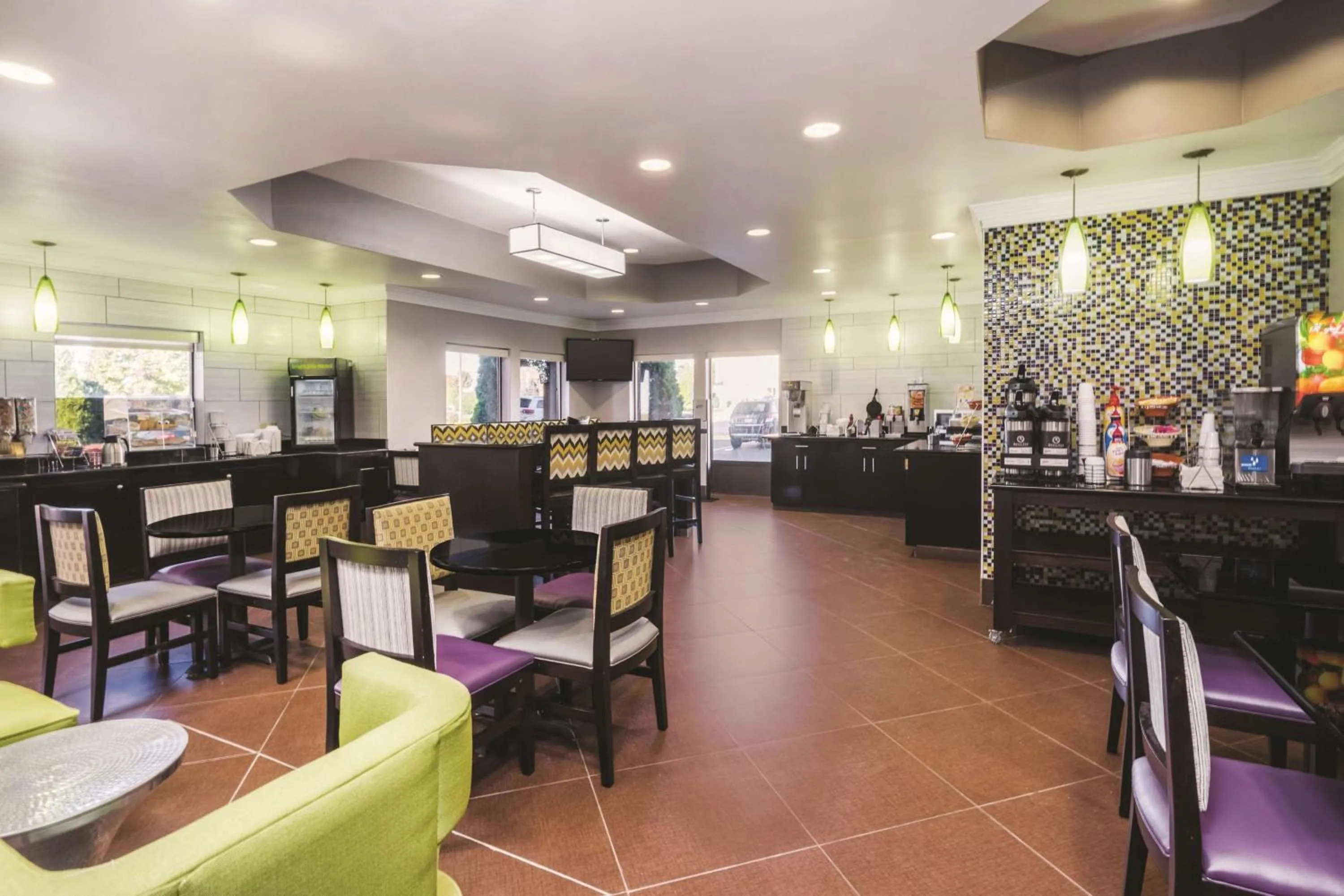 Restaurant/places to eat in La Quinta Inn & Suites by Wyndham Louisville East