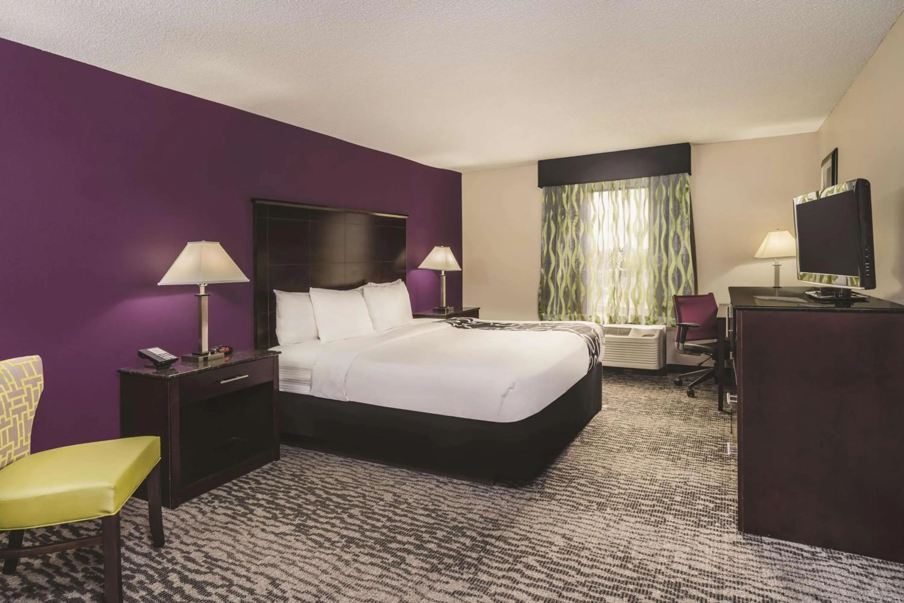 Photo of the whole room, Bed in La Quinta Inn & Suites by Wyndham Louisville East