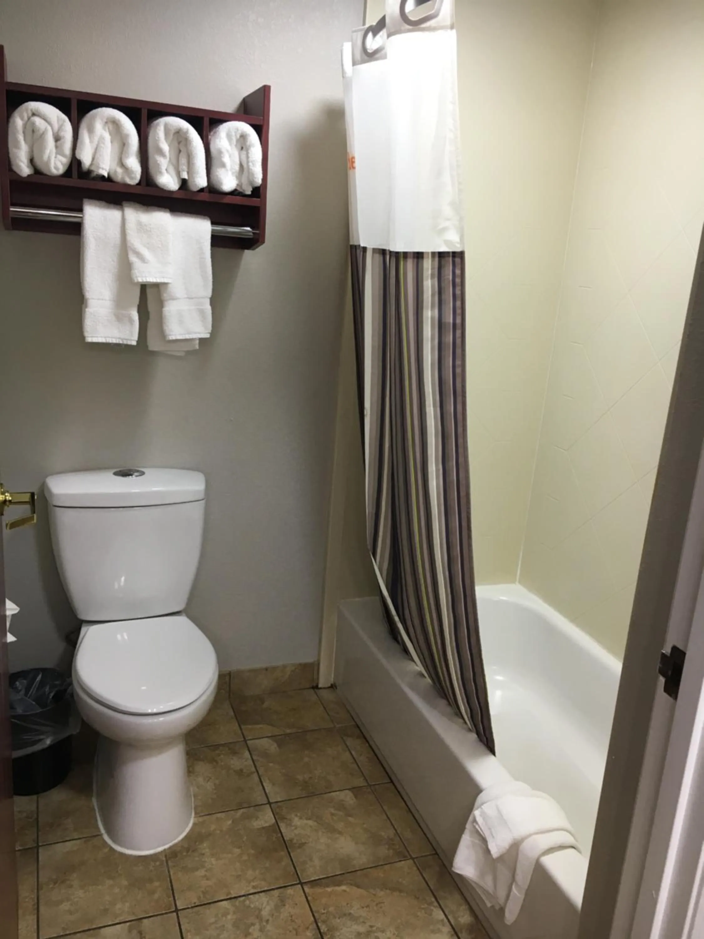 Toilet in La Quinta Inn & Suites by Wyndham Louisville East