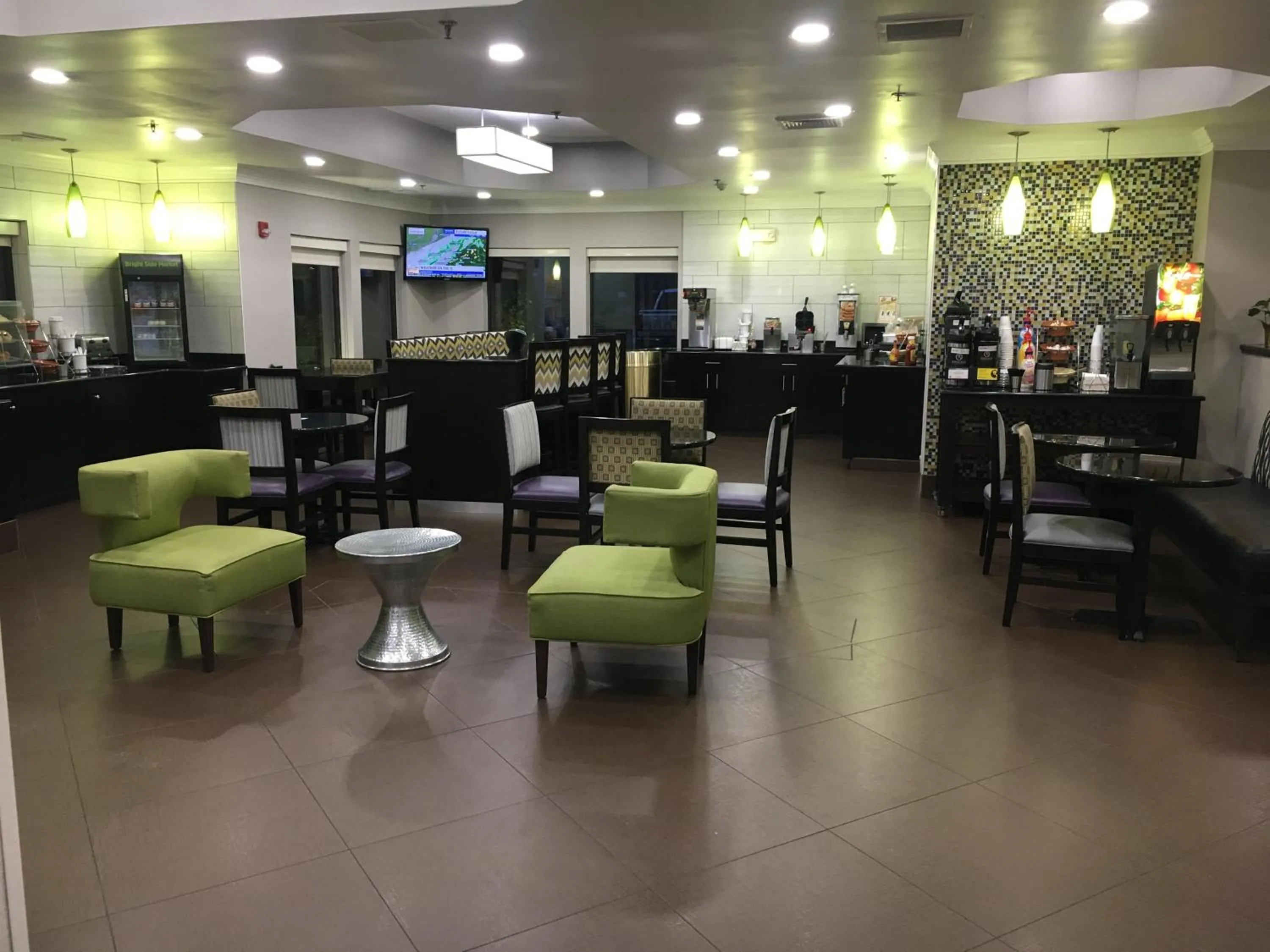 Breakfast in La Quinta Inn & Suites by Wyndham Louisville East