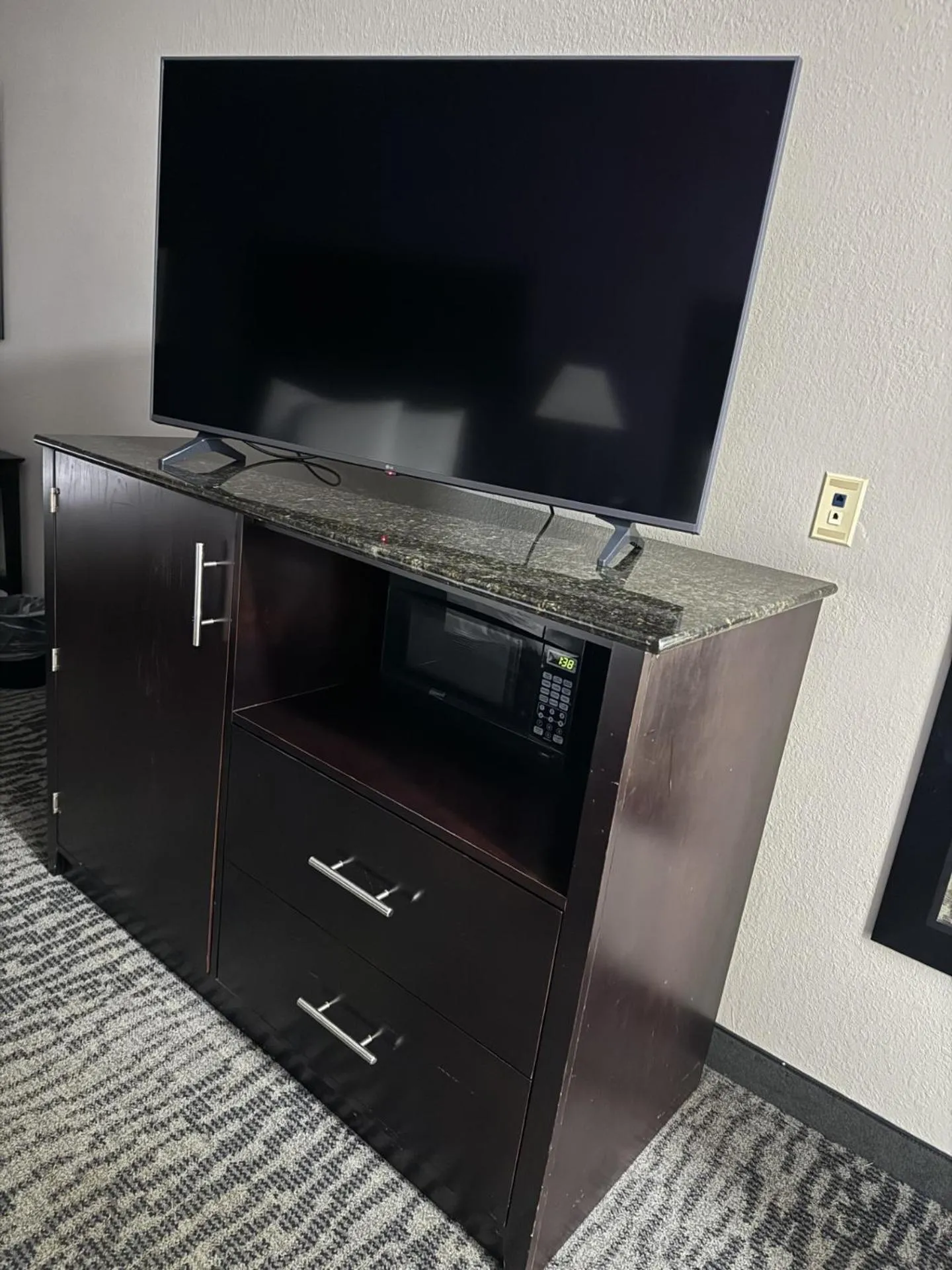 TV and multimedia in La Quinta Inn & Suites by Wyndham Louisville East