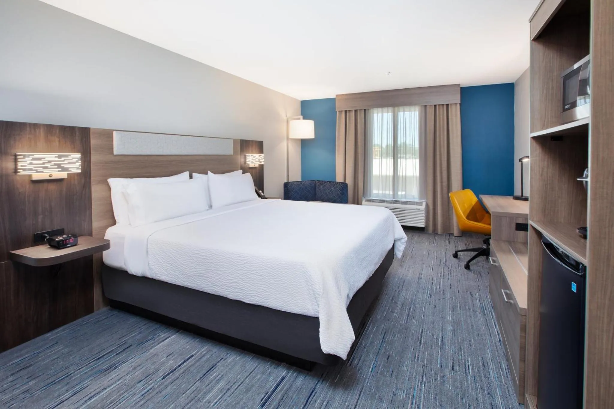 Photo of the whole room, Bed in Holiday Inn Express Turlock by IHG