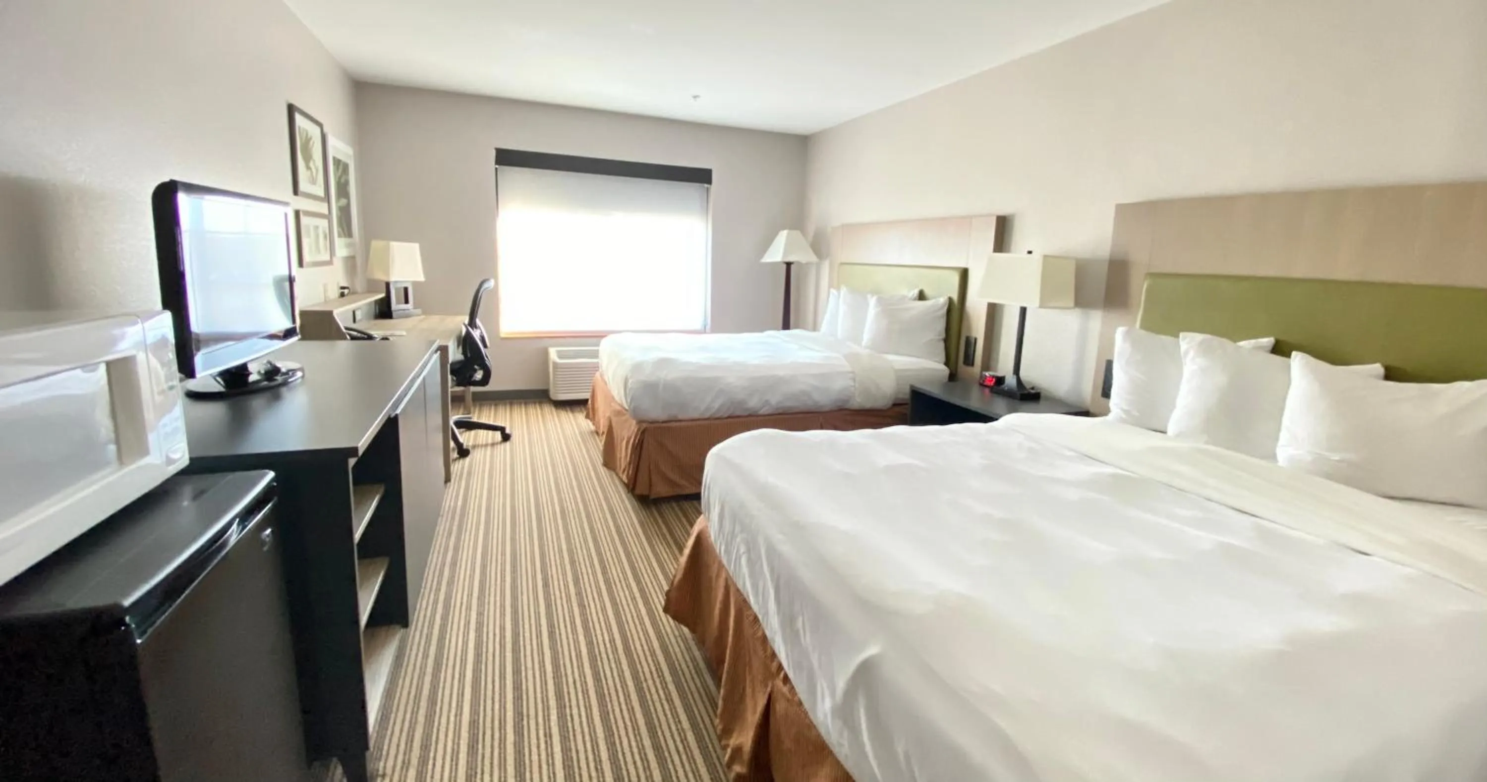 Bed in Country Inn & Suites by Radisson, Bel Air-Aberdeen, MD