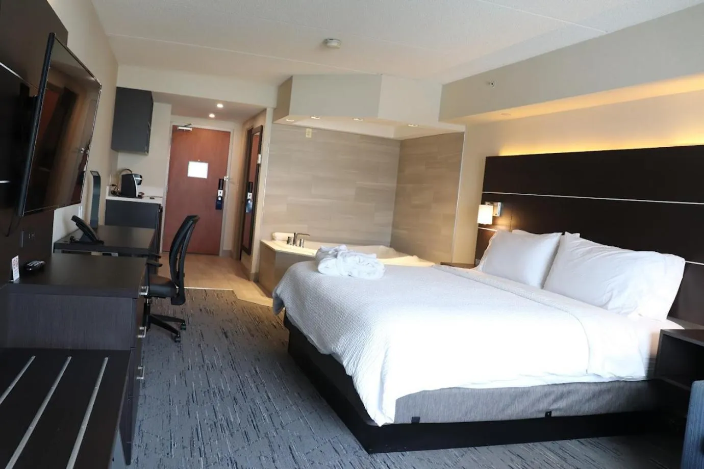 Bed in Holiday Inn Express Brampton by IHG