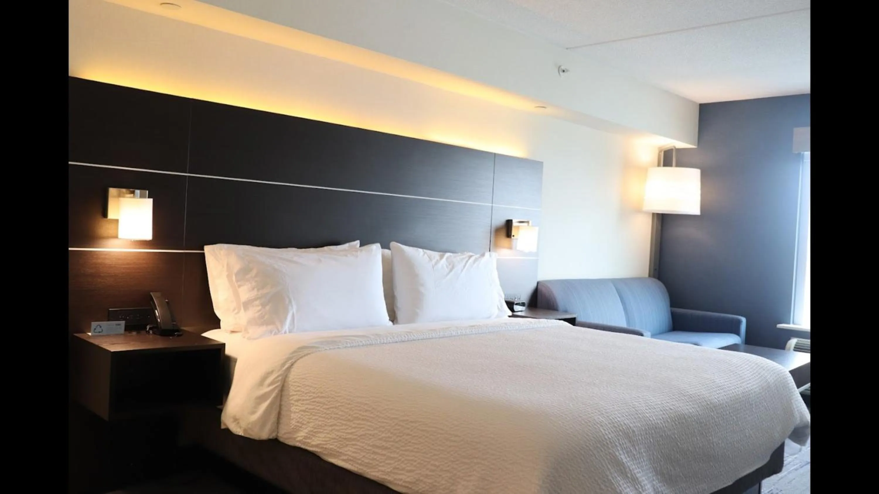 Photo of the whole room, Bed in Holiday Inn Express Brampton by IHG