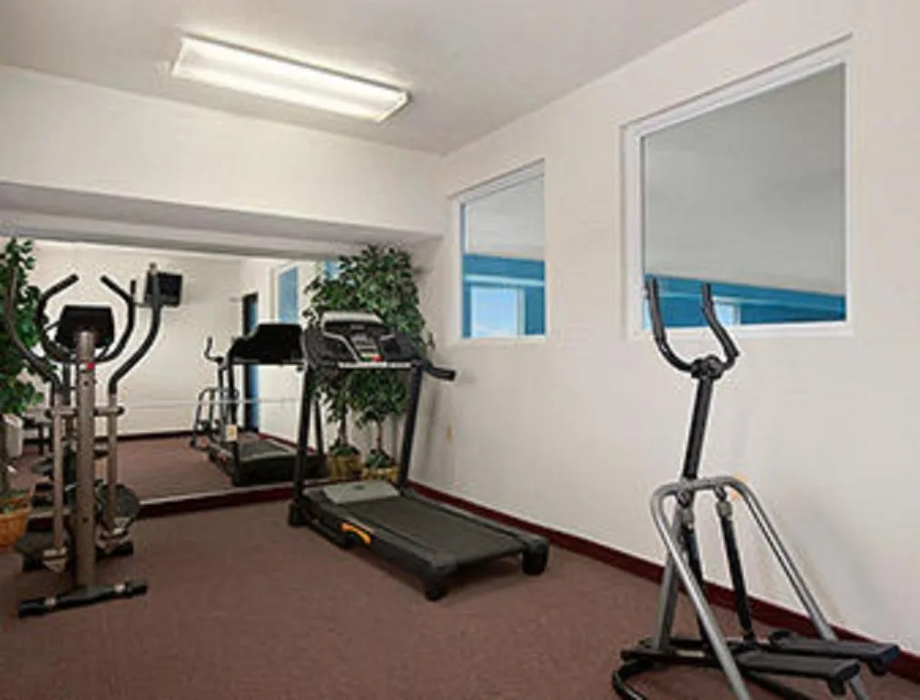 Fitness centre/facilities in Days Inn & Suites by Wyndham Romeoville