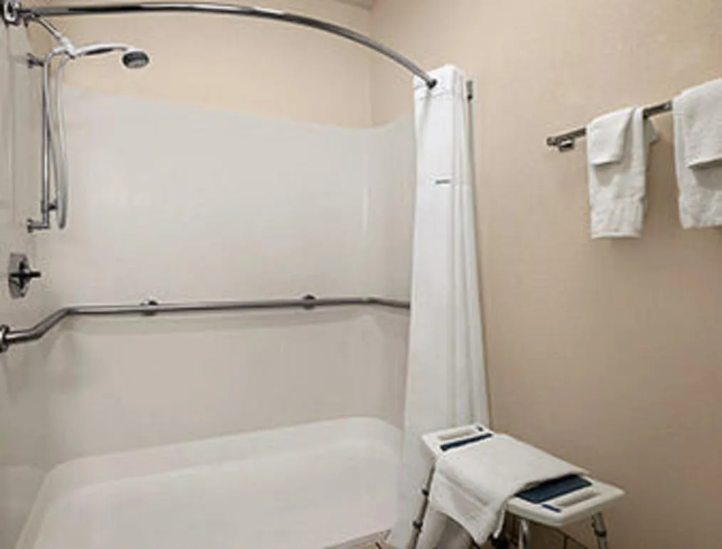 Bath in Days Inn & Suites by Wyndham Romeoville