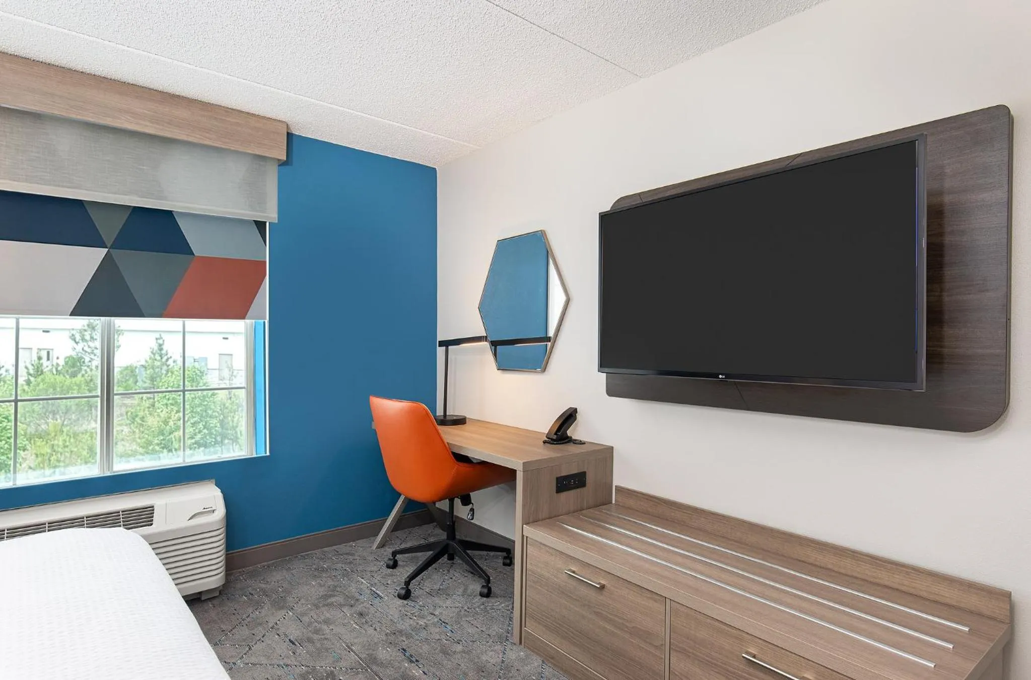 Photo of the whole room in Holiday Inn Express & Suites Columbus at Northlake by IHG