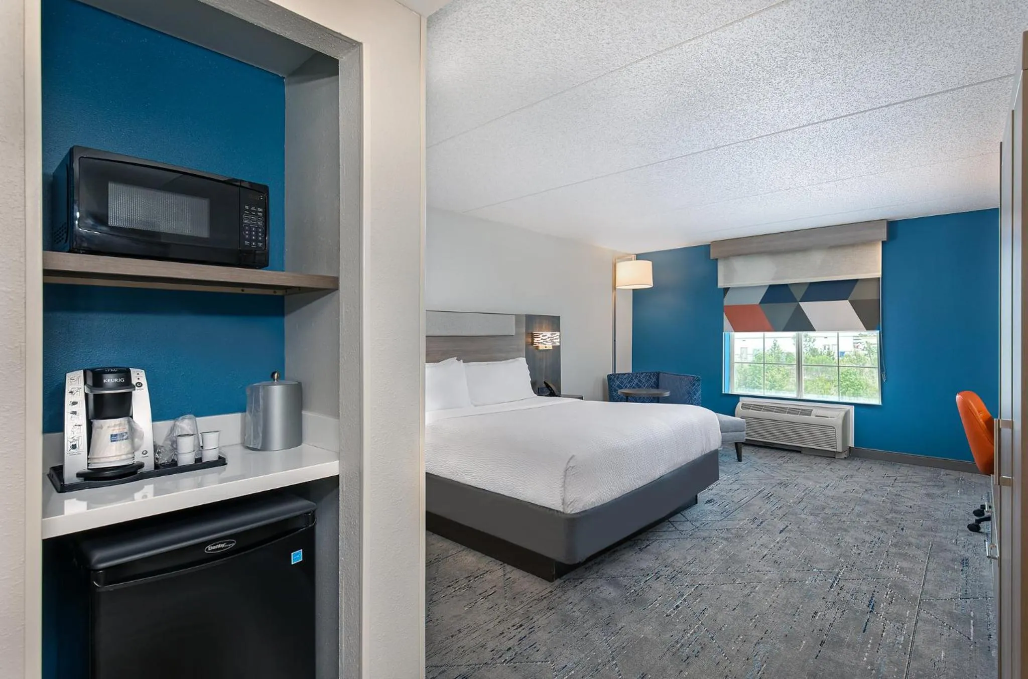 Photo of the whole room, Bed in Holiday Inn Express & Suites Columbus at Northlake by IHG