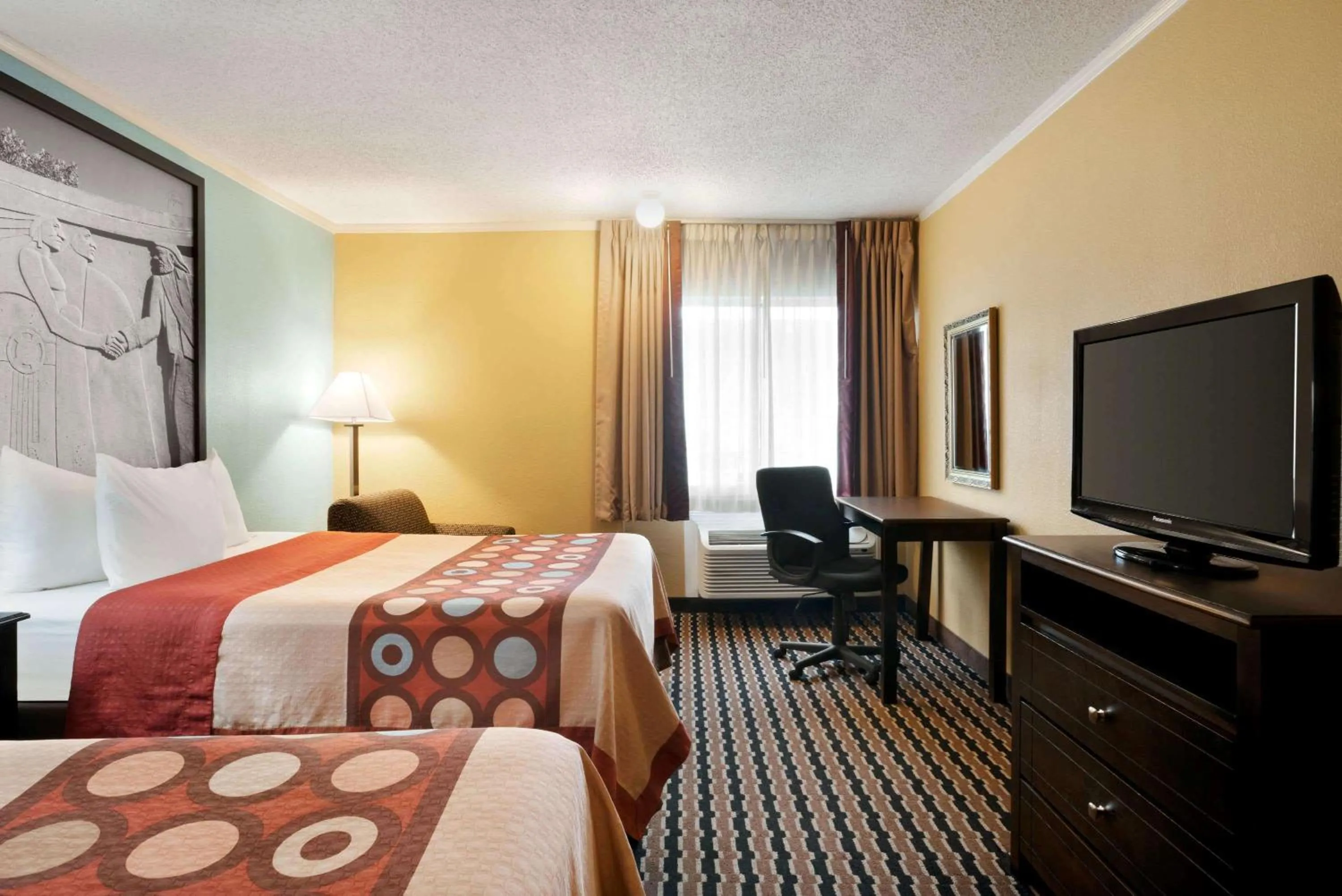 Photo of the whole room in Super 8 by Wyndham Des Moines