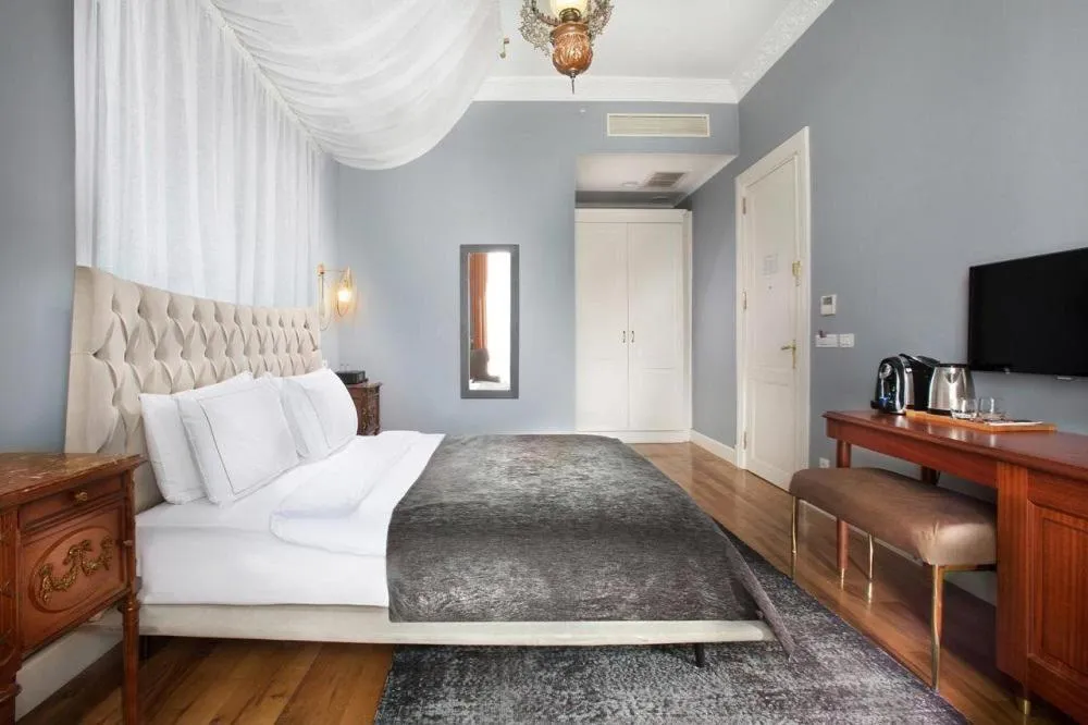 Communal lounge/ TV room, Bed in Lina Hotel Taksim Pera