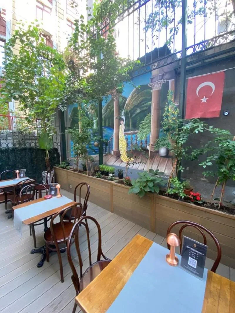Garden in Lina Hotel Taksim Pera